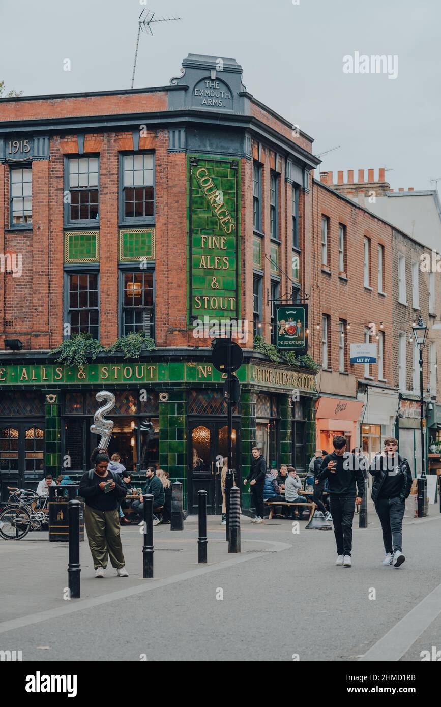 Londres, Royaume-Uni - 23 octobre 2021 : les gens marchent sur le marché d'Exmouth, une rue semi-piétonne de Clerkenwell, Islington, et un célèbre marché de rue. Banque D'Images