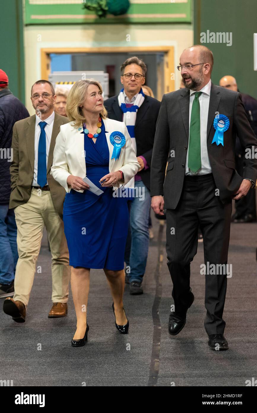 Le député James Duddridge aux urnes pour l'élection partielle du sud-ouest avec la députée conservatrice nouvellement élue Anna Firth Banque D'Images