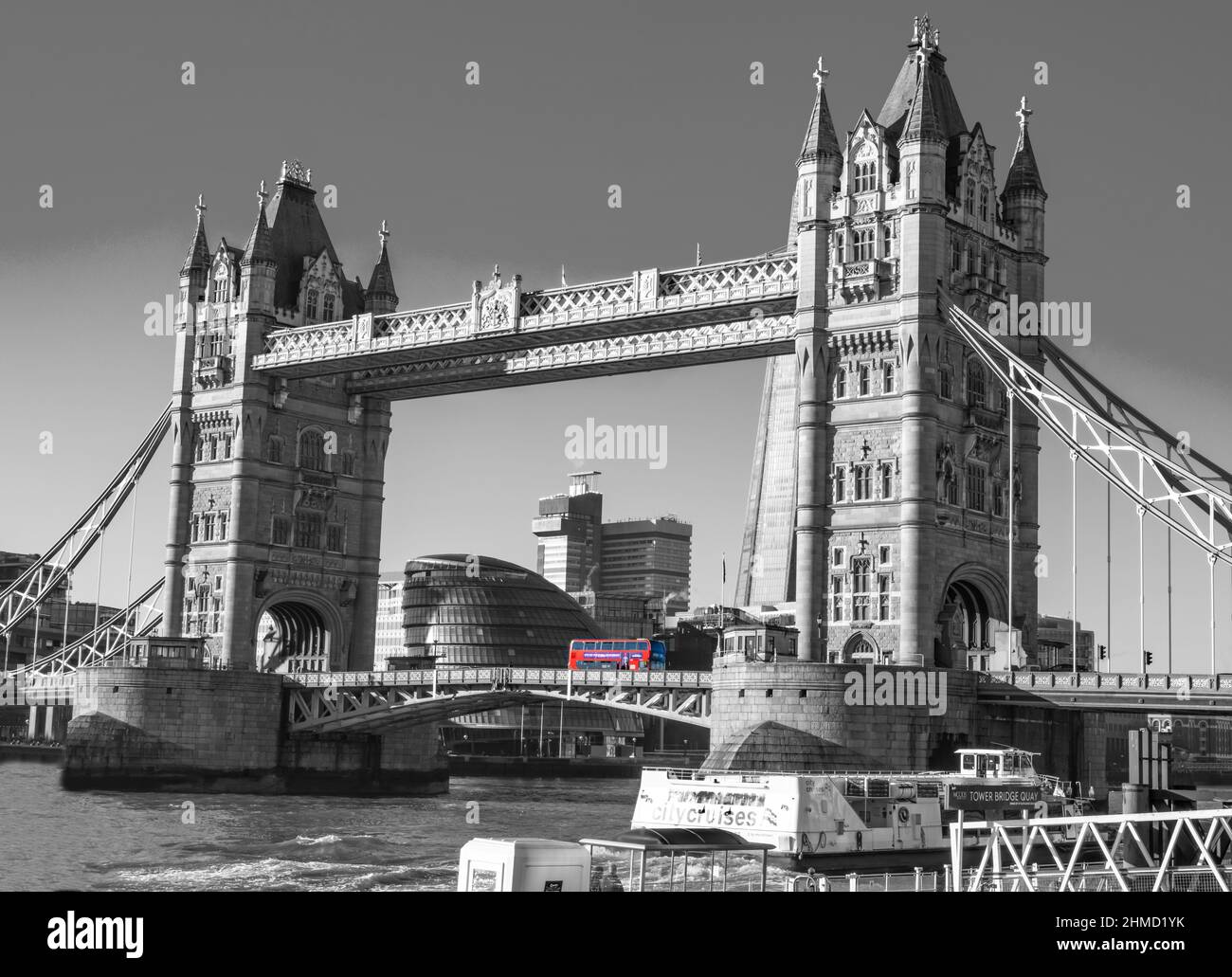 B&W Tower Bridge, bus londoniens, Tamise, hôtel de ville. Bateau. Banque D'Images