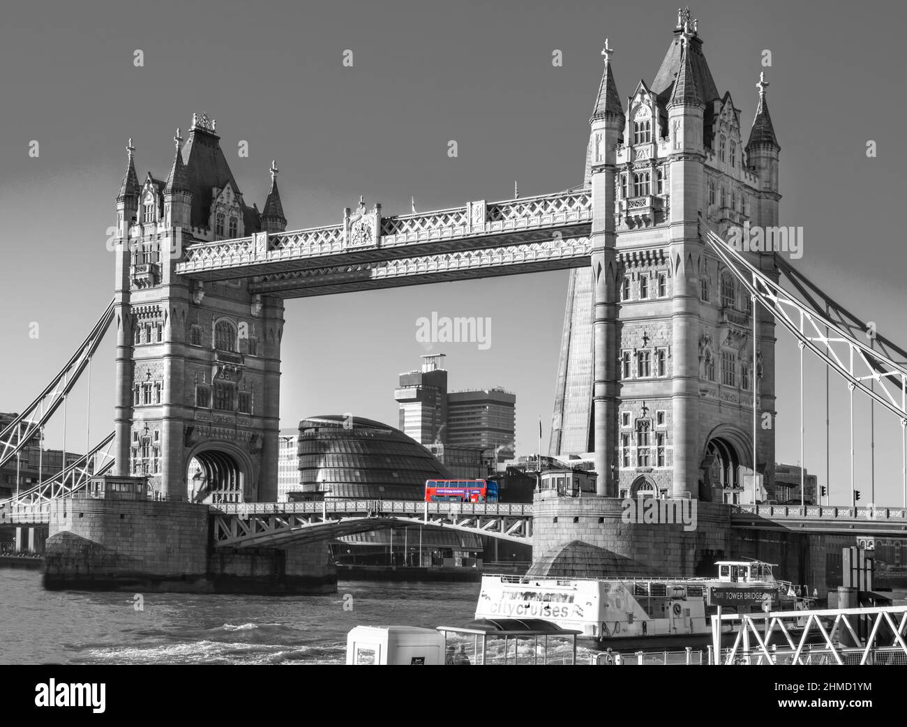 B&W Tower Bridge, bus londoniens, Tamise, hôtel de ville. Bateau. Haute résolution 102 MP Banque D'Images