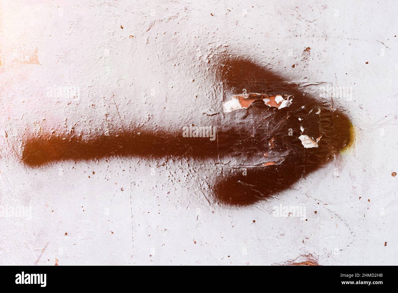 Vaporisez le symbole de flèche peinte comme panneau de direction sur le mur Banque D'Images