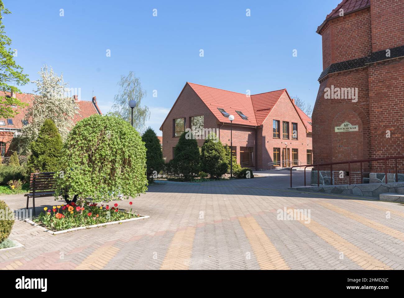 Zelenogradsk, Russie - 12 mai 2021 : place et jardin de la cathédrale de Spaso-Preobrazhensky (Transfiguration) par temps ensoleillé Banque D'Images