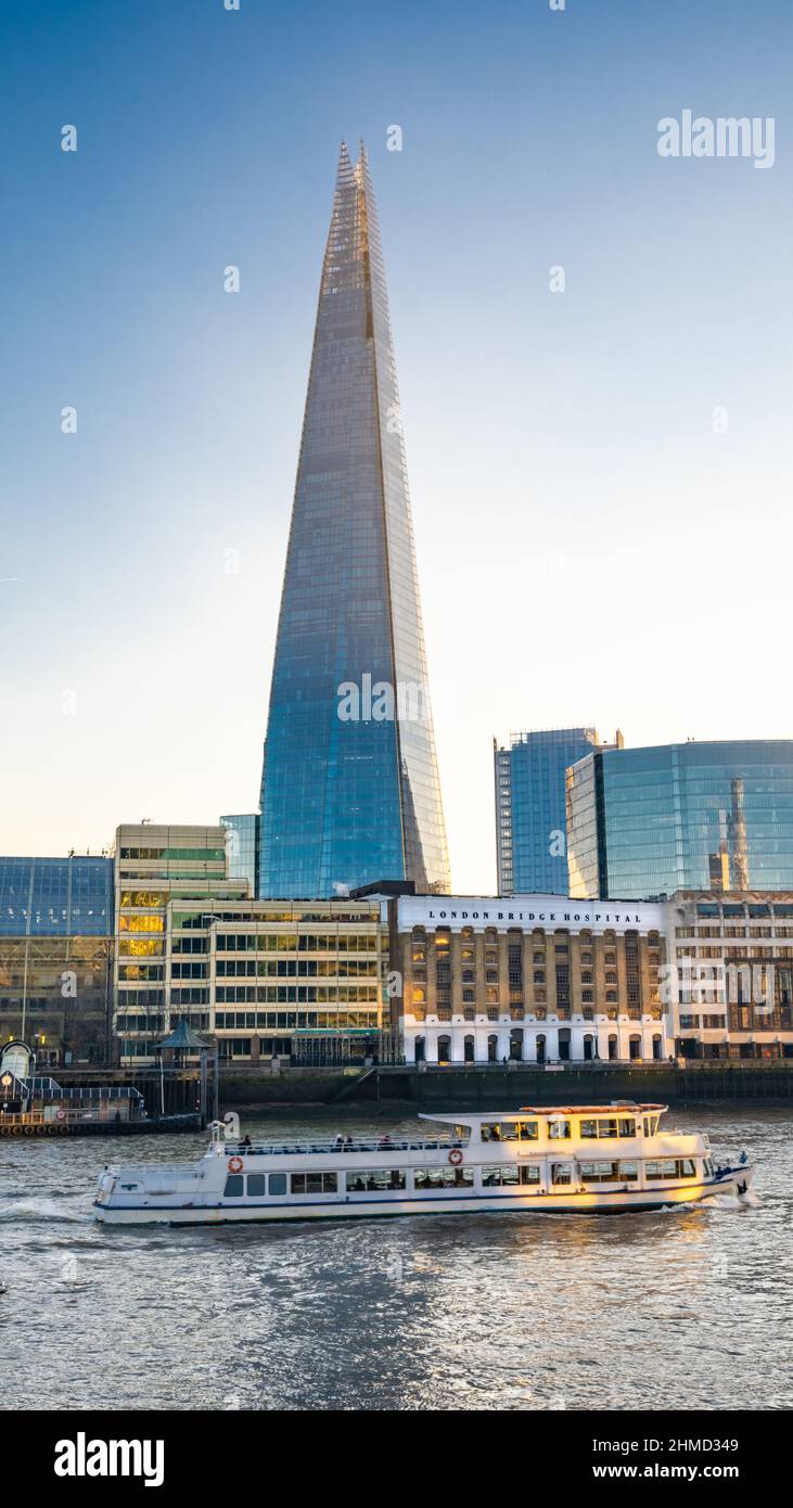 Coucher de soleil sur le Shard avec la Tamise. Hôpital London Bridge. Bateau sur la rivière. Banque D'Images