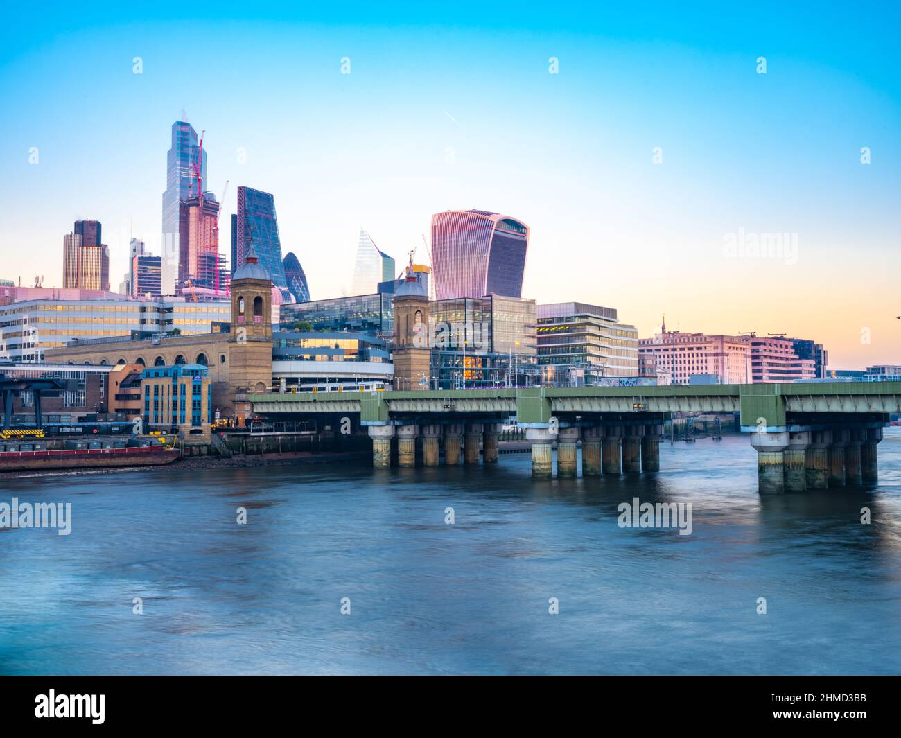 Ville de Londres ; coucher de soleil sur la ville ; Cannon Street Station. Walkie-Talkie; Twentytwo; Gherkin; Bishopgate; Leadenhall Building; Cheesegrater Banque D'Images