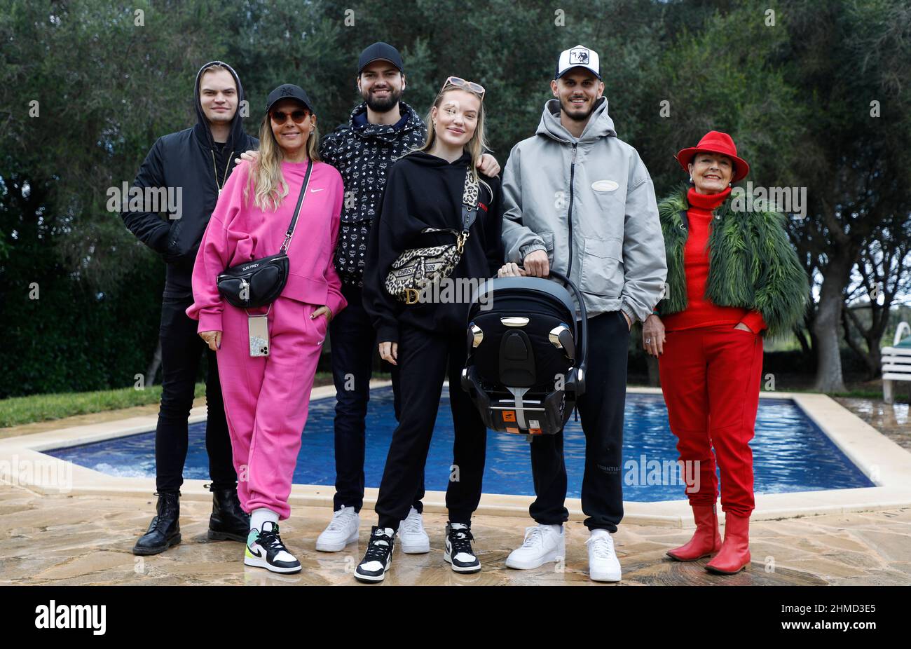 PRODUCTION - 25 novembre 2021, Espagne, Felanitx: Membres de la famille Ochsenknecht Wilson Gonzalez Ochsenknecht (l-r), Natascha Ochsenknecht, Jimi Blue Ochsenknecht, Cheyenne Ochsenknecht et son petit ami Nino Sifkovits avec sa fille Mavie dans le siège de bébé et Bärbel Wierichs se tiennent dans le jardin d'une maison à Majorque lors d'une séance photo exclusive avec l'agence de presse allemande dpa. La famille visite des maisons à l'époque pendant le tournage de la série de réalité 'diese Ochsenknechts' de la chaîne Sky. Le premier épisode de la série en six parties sera diffusé le 21 février 2022. (Vers dpa : Banque D'Images