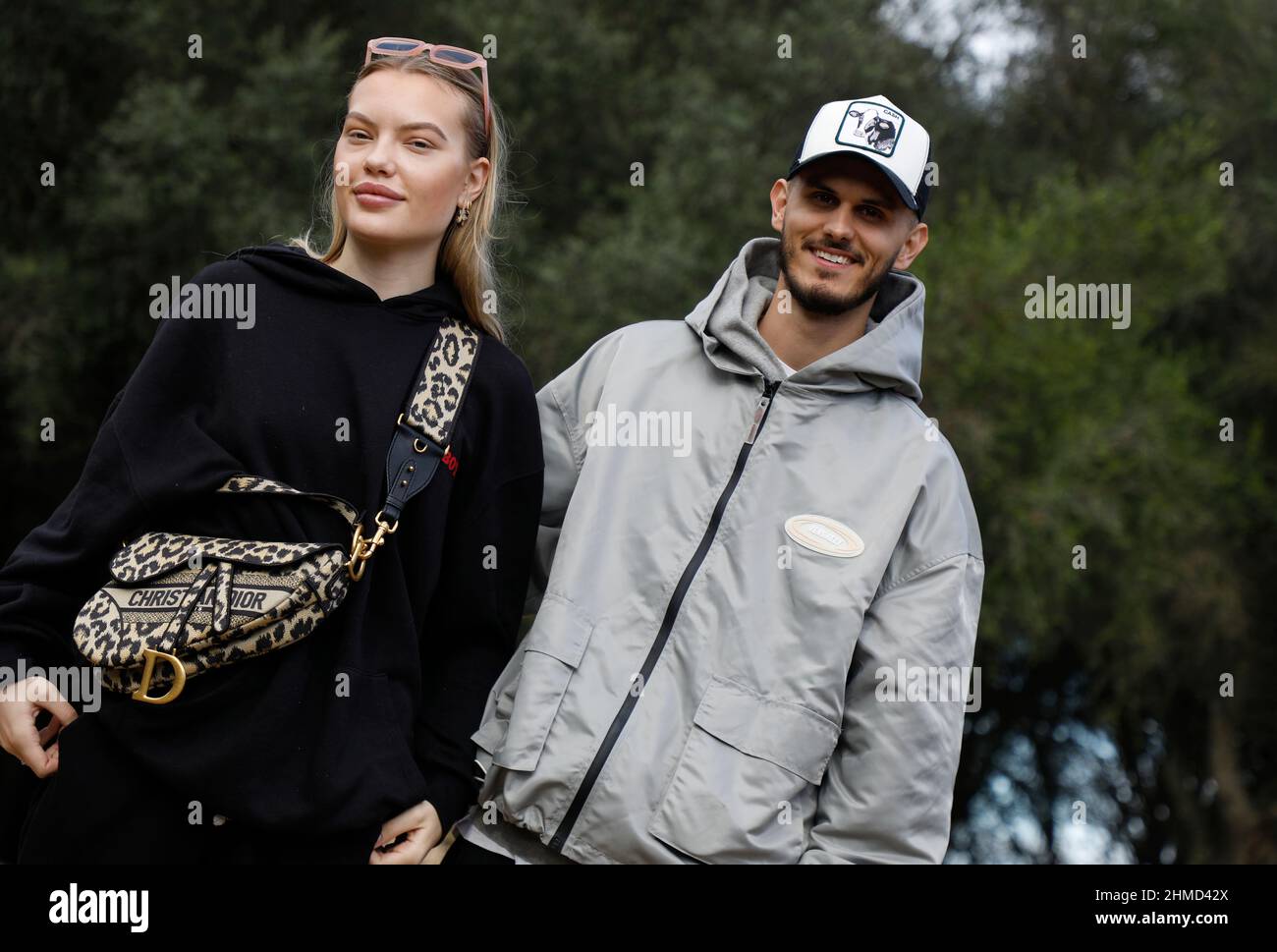 Felanitx, Espagne. 25th novembre 2021. Le couple Cheyenne Ochsenknecht et Nino Sifkovits se tiennent dans le jardin d'une maison à Majorque lors d'une séance photo exclusive avec l'agence de presse allemande dpa. La famille visite des maisons à l'époque pendant le tournage de la série de réalité "ces Ochsenknechts" de la chaîne Sky. Le premier épisode de la série en six parties sera diffusé le 21 février 2022. Credit: Clara Margais/dpa/Alay Live News Banque D'Images