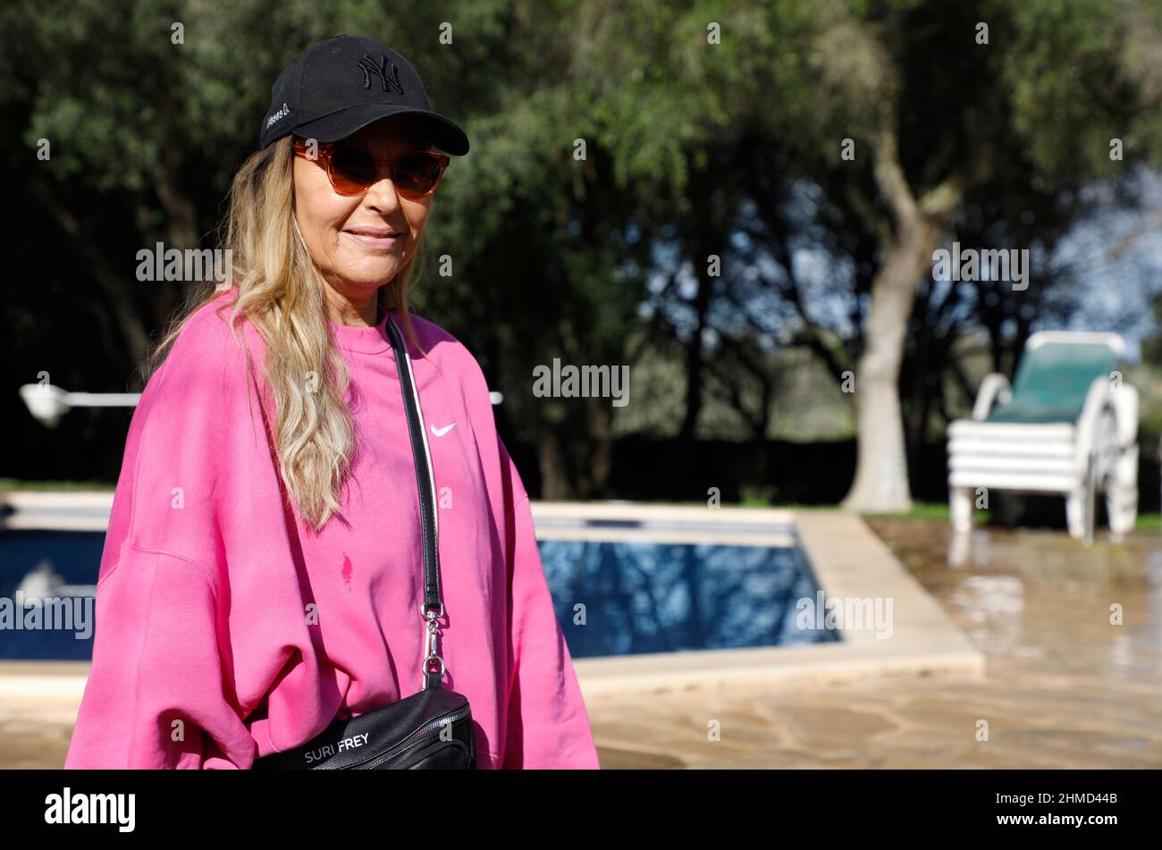 Felanitx, Espagne. 25th novembre 2021. Natascha Ochsenknecht se tient dans le jardin d'une maison de Majorque lors d'une séance photo exclusive avec l'agence de presse allemande dpa. La famille visite des maisons à l'époque pendant le tournage de la série de réalité 'diese Ochsenknechts' sur le canal du ciel. Le premier épisode de la série en six parties sera diffusé le 21 février 2022. Credit: Clara Margais/dpa/Alay Live News Banque D'Images