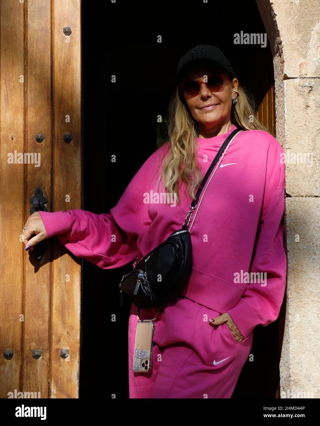 Felanitx, Espagne. 25th novembre 2021. Natascha Ochsenknecht se tient à la porte d'une maison de Majorque lors d'une séance photo exclusive avec l'agence de presse allemande dpa. La famille visite des maisons à l'époque pendant le tournage de la série de réalité 'diese Ochsenknechts' sur le canal du ciel. Le premier épisode de la série en six parties sera diffusé le 21 février 2022. Credit: Clara Margais/dpa/Alay Live News Banque D'Images