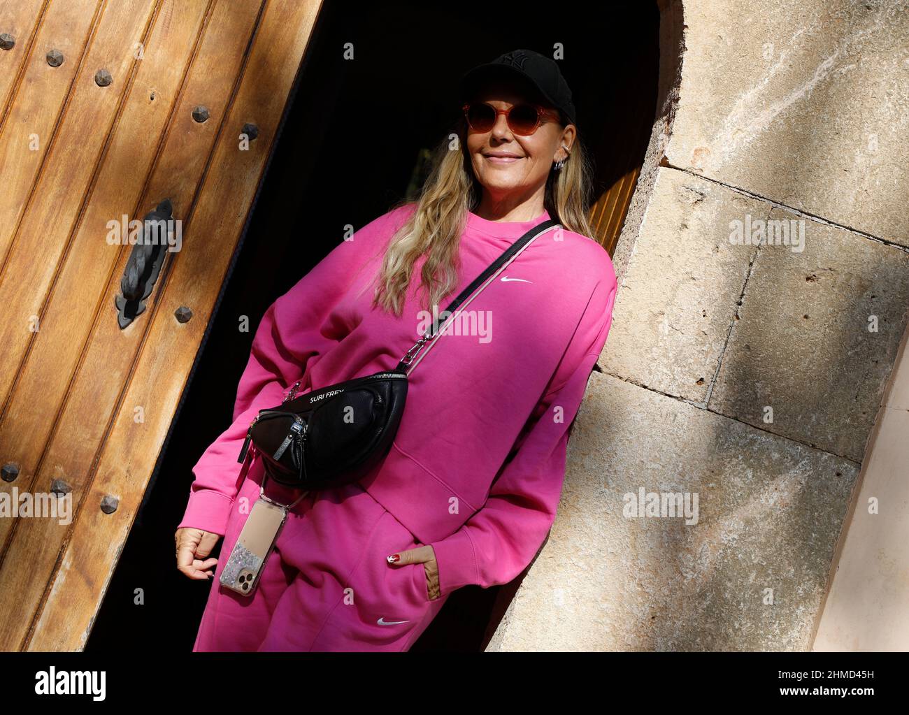 Felanitx, Espagne. 25th novembre 2021. Natascha Ochsenknecht se tient à la porte d'une maison de Majorque lors d'une séance photo exclusive avec l'agence de presse allemande dpa. La famille visite des maisons à l'époque pendant le tournage de la série de réalité 'diese Ochsenknechts' sur le canal du ciel. Le premier épisode de la série en six parties sera diffusé le 21 février 2022. Credit: Clara Margais/dpa/Alay Live News Banque D'Images