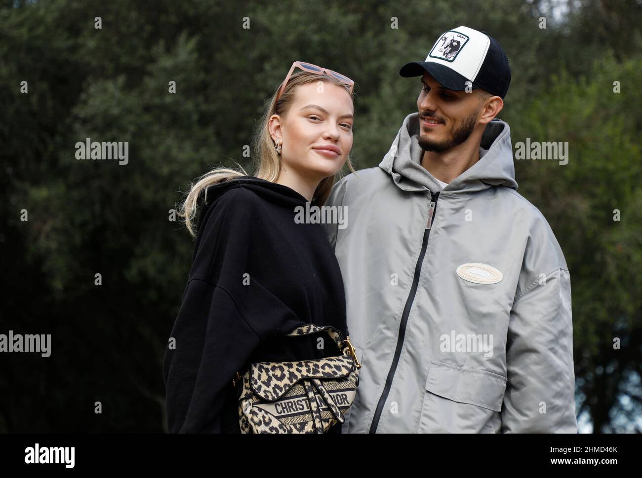 Felanitx, Espagne. 25th novembre 2021. Le couple Cheyenne Ochsenknecht et Nino Sifkovits se tiennent dans le jardin d'une maison à Majorque lors d'une séance photo exclusive avec l'agence de presse allemande dpa. La famille visite des maisons à l'époque pendant le tournage de la série de réalité "ces Ochsenknechts" de la chaîne Sky. Le premier épisode de la série en six parties sera diffusé le 21 février 2022. Credit: Clara Margais/dpa/Alay Live News Banque D'Images