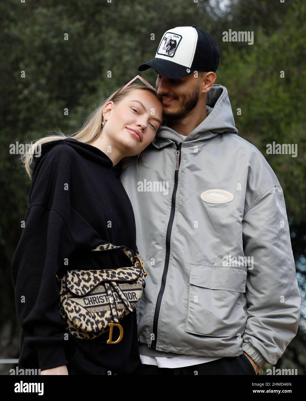 Felanitx, Espagne. 25th novembre 2021. Le couple Cheyenne Ochsenknecht et Nino Sifkovits se tiennent dans le jardin d'une maison à Majorque lors d'une séance photo exclusive avec l'agence de presse allemande dpa. La famille visite des maisons à l'époque pendant le tournage de la série de réalité "ces Ochsenknechts" de la chaîne Sky. Le premier épisode de la série en six parties sera diffusé le 21 février 2022. Credit: Clara Margais/dpa/Alay Live News Banque D'Images