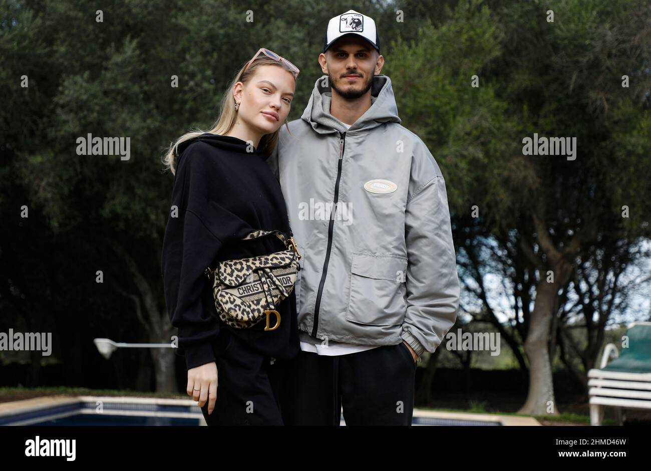 Felanitx, Espagne. 25th novembre 2021. Le couple Cheyenne Ochsenknecht et Nino Sifkovits se tiennent dans le jardin d'une maison à Majorque lors d'une séance photo exclusive avec l'agence de presse allemande dpa. La famille visite des maisons à l'époque pendant le tournage de la série de réalité "ces Ochsenknechts" de la chaîne Sky. Le premier épisode de la série en six parties sera diffusé le 21 février 2022. Credit: Clara Margais/dpa/Alay Live News Banque D'Images