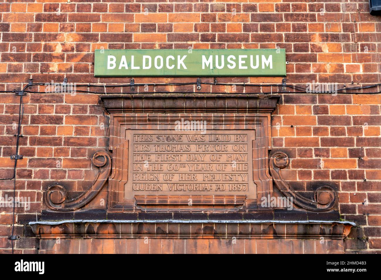 Panneau pour le musée Baldock et commémoration de l'année de règne 60th de la reine Victoria sur la façade de l'hôtel de ville de Baldock, Baldock, Hertfordshire, Royaume-Uni Banque D'Images