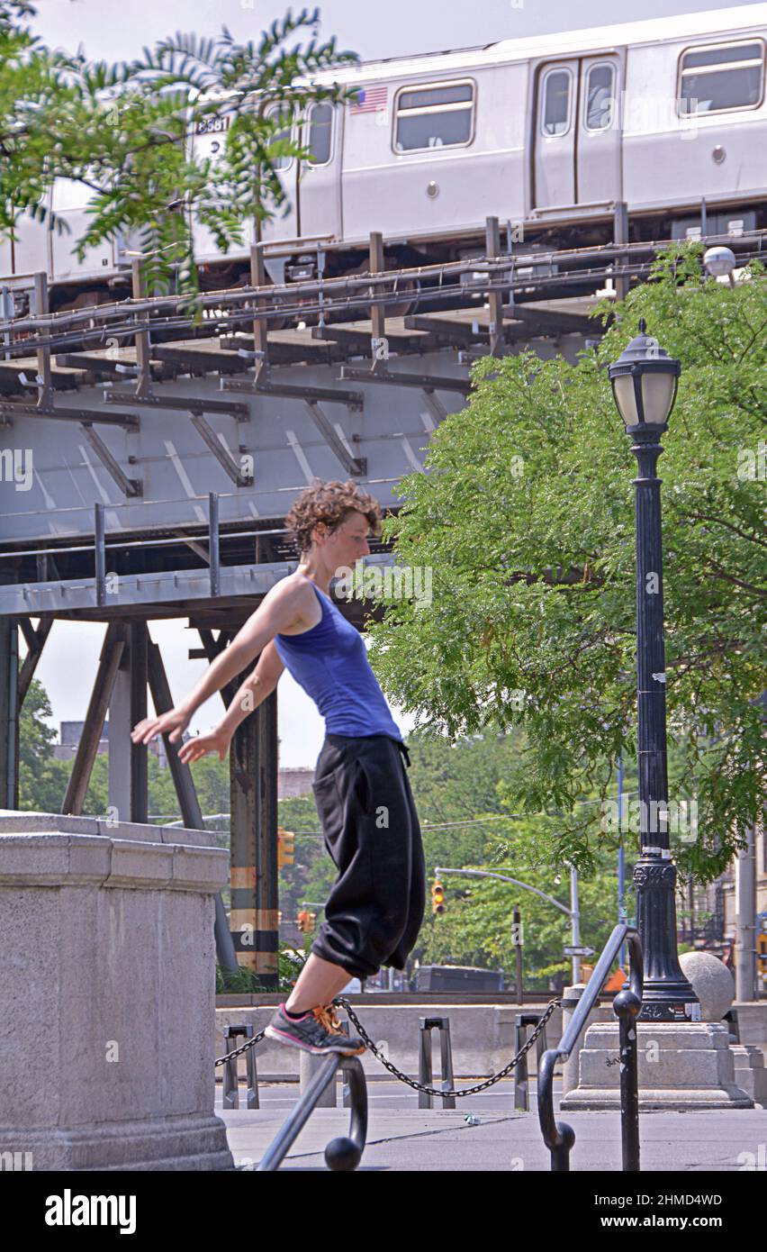 Un jeune visiteur français à New York pratiquant le parkour au pied du pont de Williamsburg à Brooklyn, New York. Banque D'Images
