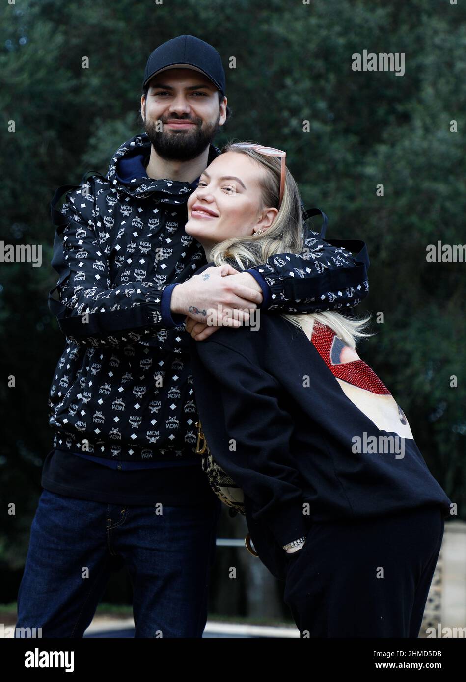 Felanitx, Espagne. 25th novembre 2021. Les frères Jimi Blue Ochsenknecht et Cheyenne Ochsenknecht se tiennent dans le jardin d'une maison à Majorque lors d'une séance photo exclusive avec l'agence de presse allemande dpa. La famille visite des maisons à l'époque pendant le tournage de la série de réalité "ces Ochsenknechts" de la chaîne Sky. Le premier épisode de la série en six parties sera diffusé le 21 février 2022. Credit: Clara Margais/dpa/Alay Live News Banque D'Images