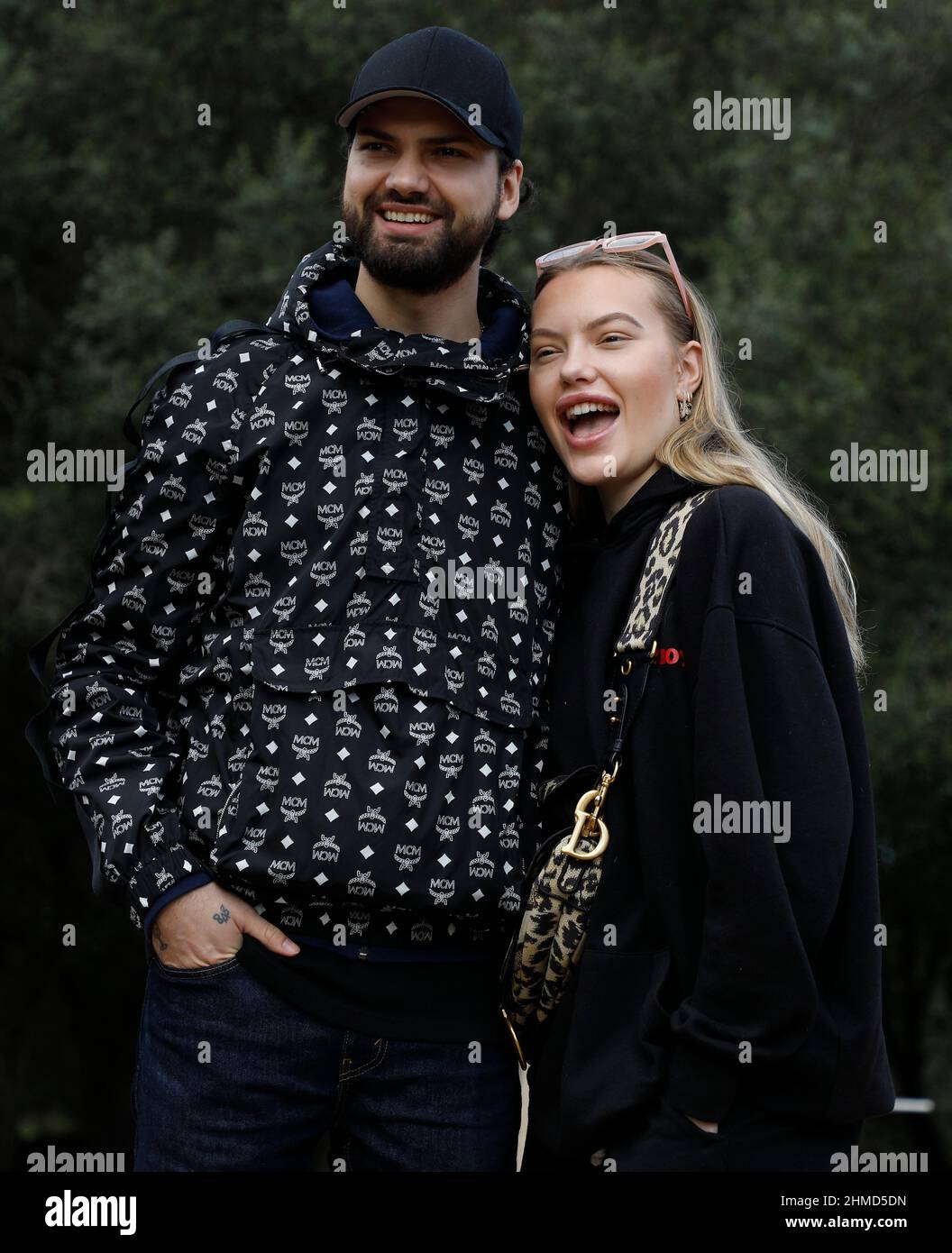 Felanitx, Espagne. 25th novembre 2021. Les frères Jimi Blue Ochsenknecht et Cheyenne Ochsenknecht se tiennent dans le jardin d'une maison à Majorque lors d'une séance photo exclusive avec l'agence de presse allemande dpa. La famille visite des maisons à l'époque pendant le tournage de la série de réalité "ces Ochsenknechts" de la chaîne Sky. Le premier épisode de la série en six parties sera diffusé le 21 février 2022. Credit: Clara Margais/dpa/Alay Live News Banque D'Images