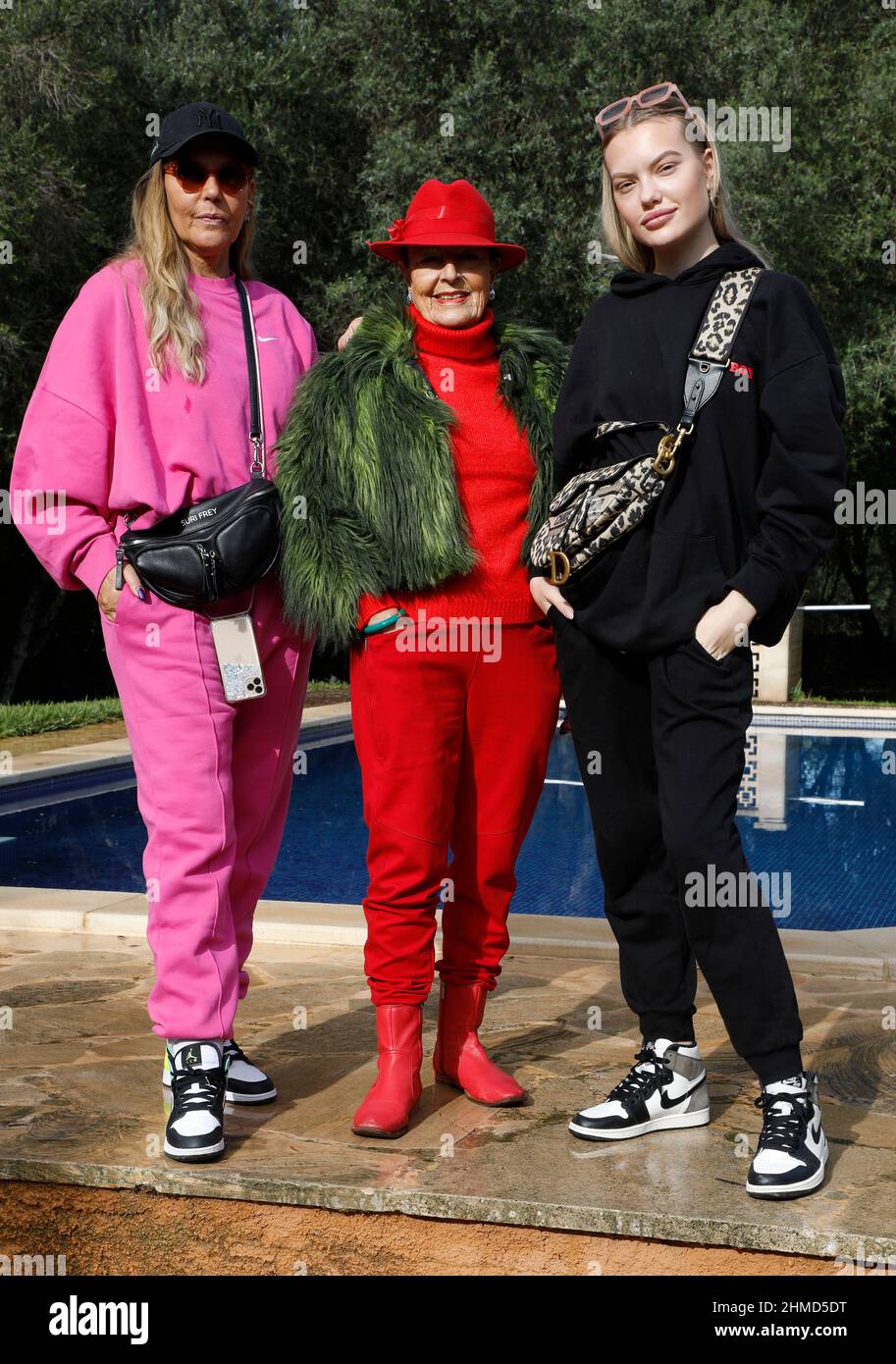 Felanitx, Espagne. 25th novembre 2021. Natascha Ochsenknecht (l-r), personnalité de la télévision, sa mère Bärbel Wierichs et sa fille Cheyenne Ochsenknecht, mannequin, se tiennent dans le jardin d'une maison à Majorque lors d'une séance photo exclusive avec l'agence de presse allemande dpa. La famille visite des maisons à l'époque pendant le tournage de la série de réalité "ces Ochsenknechts" de la chaîne Sky. Le premier épisode de la série en six parties sera diffusé le 21 février 2022. Credit: Clara Margais/dpa/Alay Live News Banque D'Images