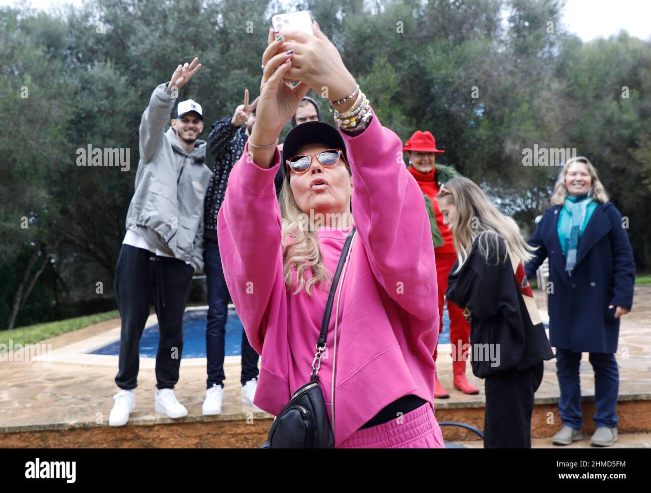 Felanitx, Espagne. 25th novembre 2021. Natascha Ochsenknecht (devant) se dresse devant d'autres membres de la famille Ochsenknecht et le realtor Sonja Moyses (arrière, r) dans le jardin d'une maison de Majorque lors d'une séance photo exclusive avec l'agence de presse allemande dpa et prend un selfie. La famille visite des maisons à l'époque pendant le tournage de la série de réalité 'diese Ochsenknechts' sur le canal du ciel. Le premier épisode de la série en six parties sera diffusé le 21 février 2022. Credit: Clara Margais/dpa/Alay Live News Banque D'Images