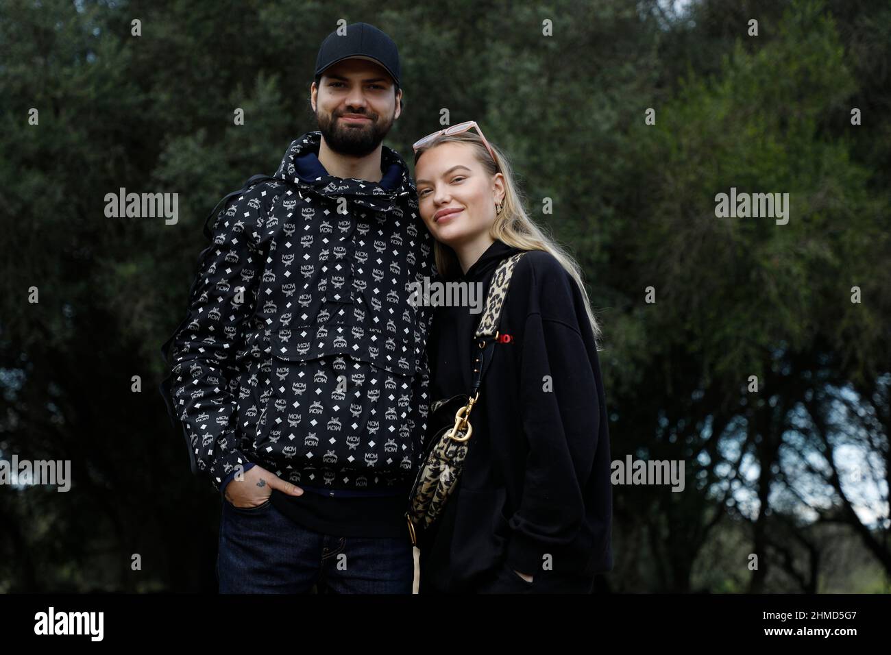 Felanitx, Espagne. 25th novembre 2021. Les frères Jimi Blue Ochsenknecht et Cheyenne Ochsenknecht se tiennent dans le jardin d'une maison à Majorque lors d'une séance photo exclusive avec l'agence de presse allemande dpa. La famille visite des maisons à l'époque pendant le tournage de la série de réalité "ces Ochsenknechts" de la chaîne Sky. Le premier épisode de la série en six parties sera diffusé le 21 février 2022. Credit: Clara Margais/dpa/Alay Live News Banque D'Images
