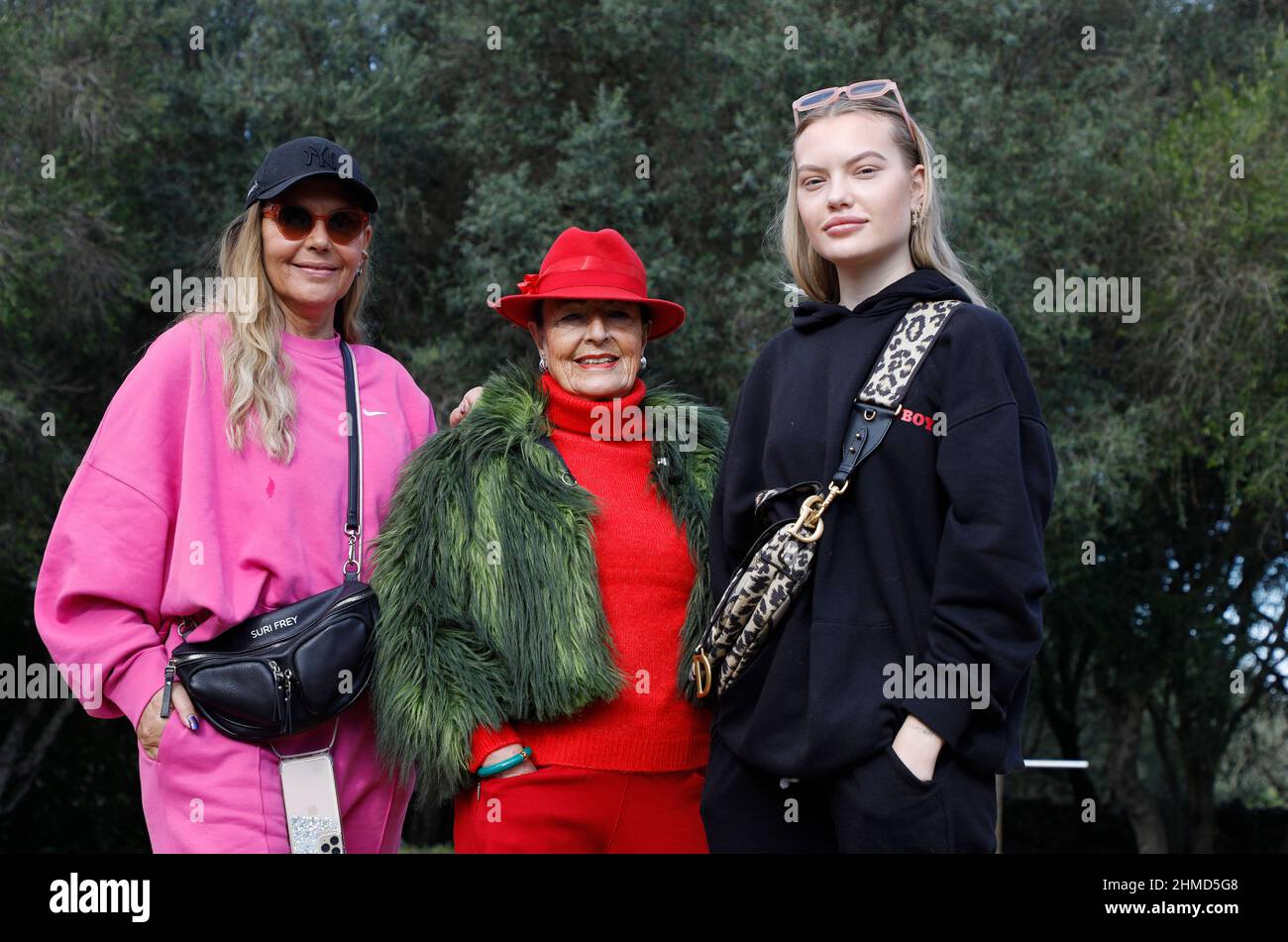 Felanitx, Espagne. 25th novembre 2021. Natascha Ochsenknecht (l-r), personnalité de la télévision, sa mère Bärbel Wierichs et sa fille Cheyenne Ochsenknecht, mannequin, se tiennent dans le jardin d'une maison à Majorque lors d'une séance photo exclusive avec l'agence de presse allemande dpa. La famille visite des maisons à l'époque pendant le tournage de la série de réalité "ces Ochsenknechts" de la chaîne Sky. Le premier épisode de la série en six parties sera diffusé le 21 février 2022. Credit: Clara Margais/dpa/Alay Live News Banque D'Images