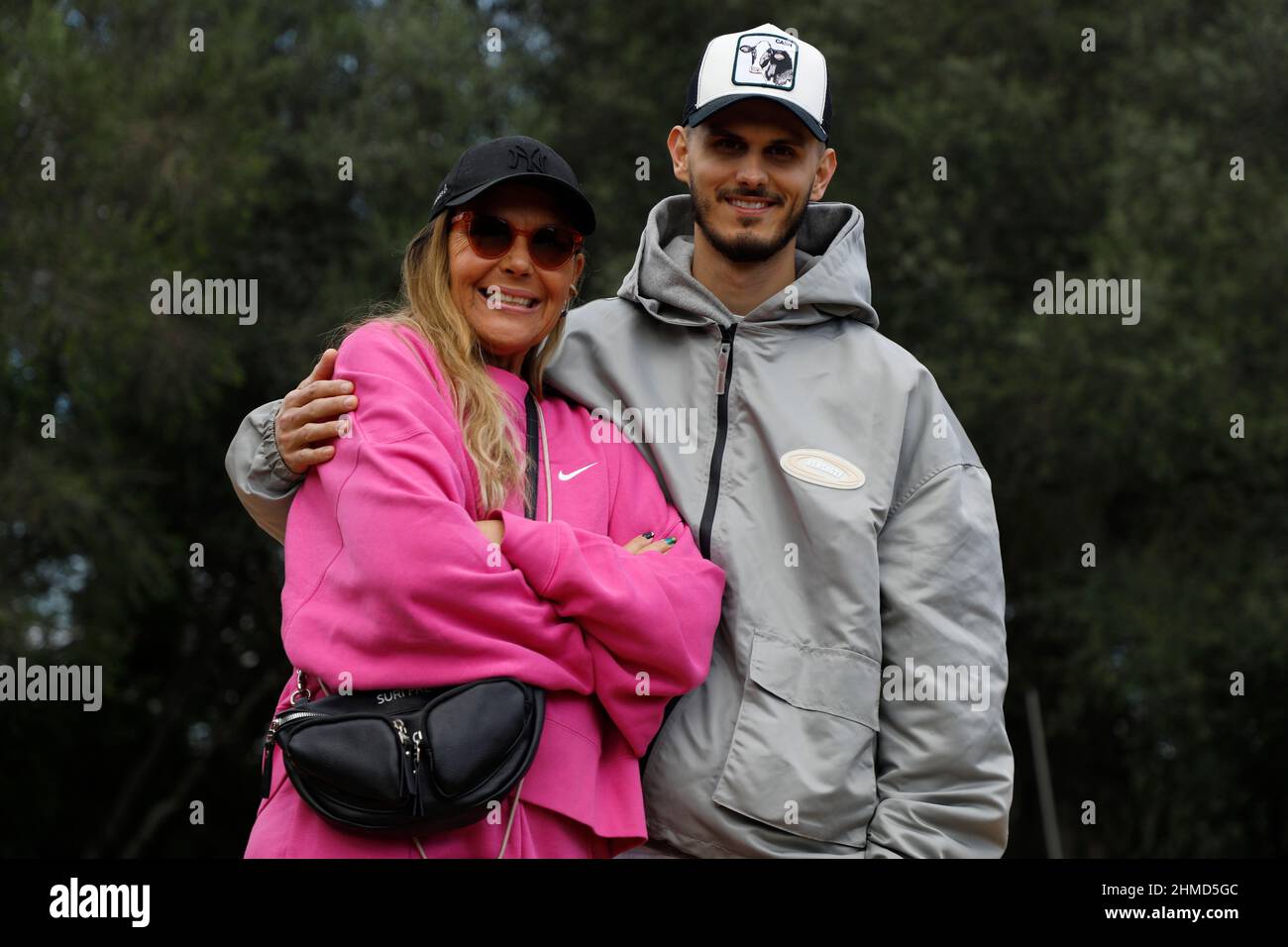 Felanitx, Espagne. 25th novembre 2021. Natascha Ochsenknecht se tient avec le petit ami de sa fille, Nino Sifkovits, dans le jardin d'une maison à Majorque lors d'une séance photo exclusive avec l'agence de presse allemande dpa. La famille visite des maisons à l'époque pendant le tournage de la série de réalité "ces Ochsenknechts" de la chaîne Sky. Le premier épisode de la série en six parties sera diffusé le 21 février 2022. Credit: Clara Margais/dpa/Alay Live News Banque D'Images