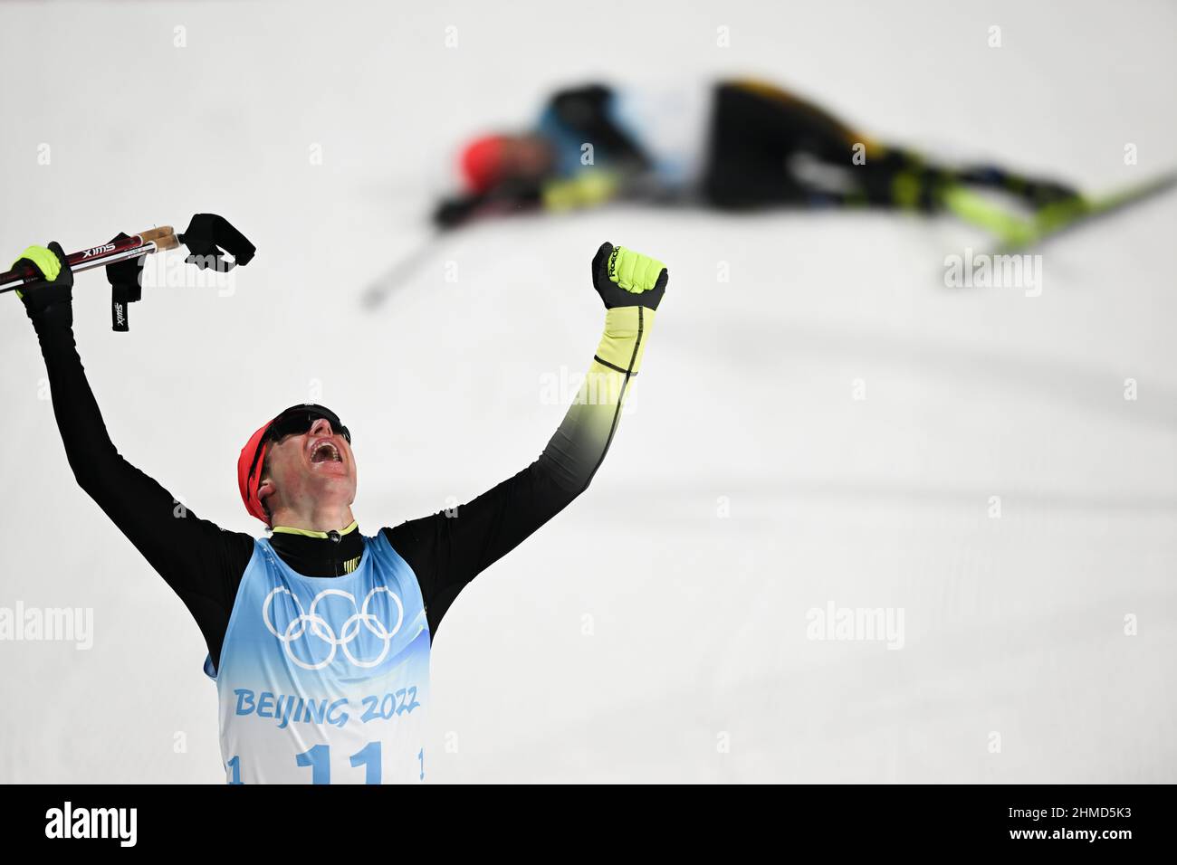 Zhangjiakou, Chine. 09th févr. 2022. Ski nordique/combiné : Jeux olympiques, compétition préliminaire, individuel, Normal Hill/10 km, hommes, Ski de fond, centre national de saut à ski de Zhangjiakou. Vinzenz Geiger d'Allemagne réagit après avoir remporté la médaille d'or. Credit: Hendrik Schmidt/dpa/Alay Live News Banque D'Images