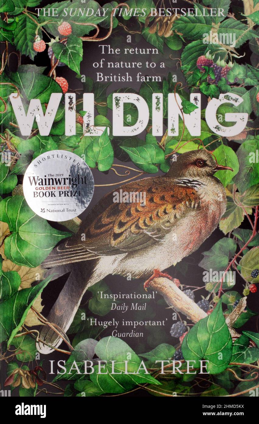 Le livre, Wilding by Isabella Tree - le retour de la nature à une ferme britannique Banque D'Images