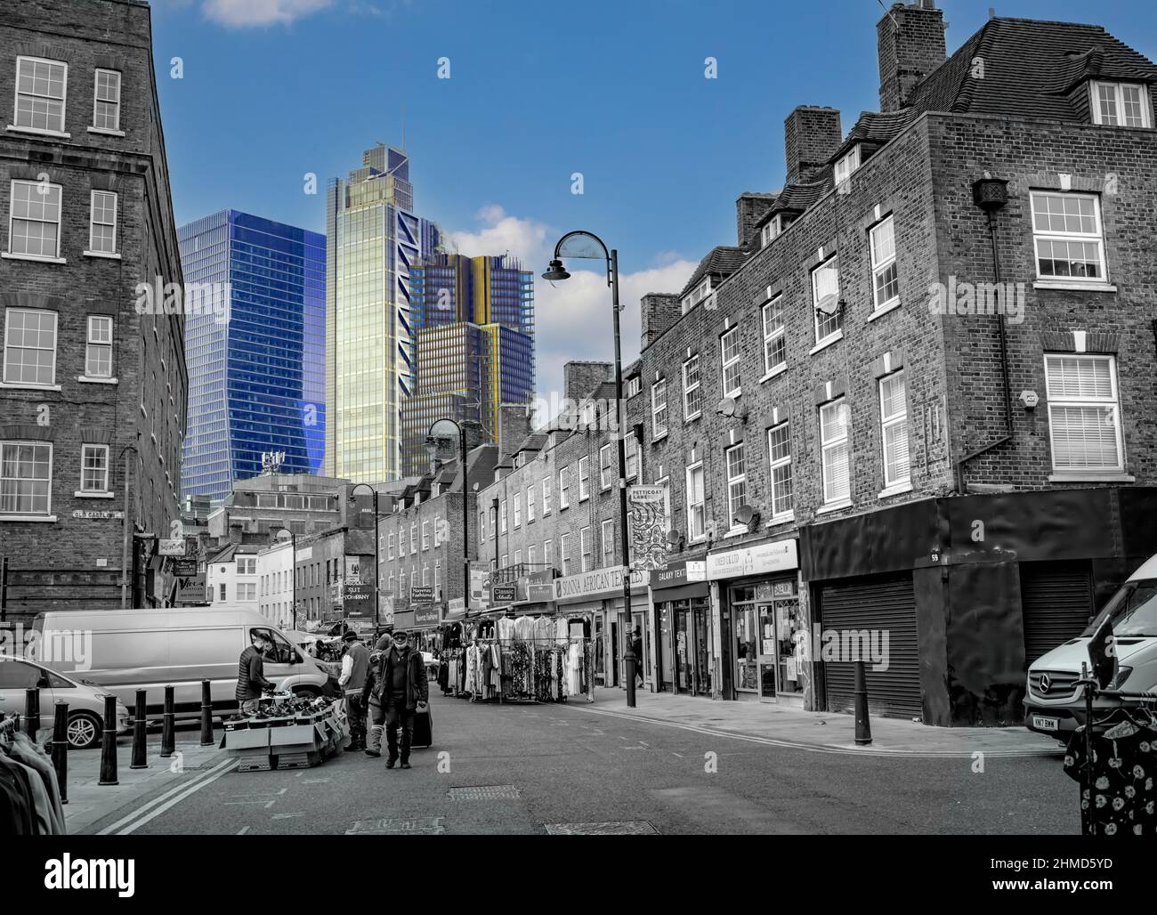 La City de Londres surplombe le marché de Petticoat Lane Banque D'Images