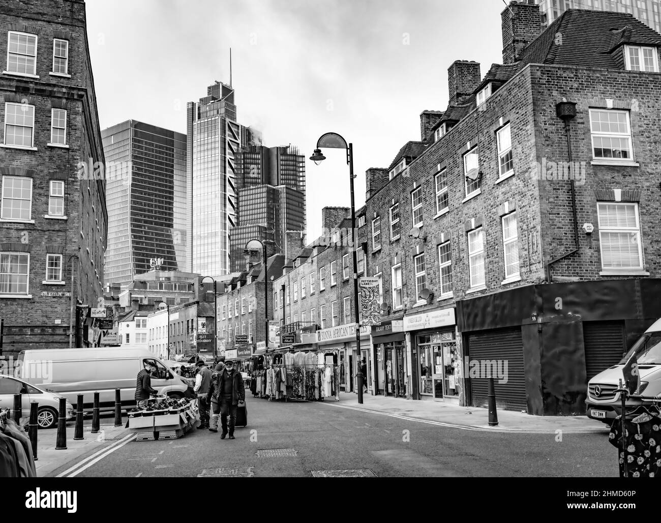 The City over Petticoat Lane, le vieux Londres rencontre le Londres moderne. Banque D'Images