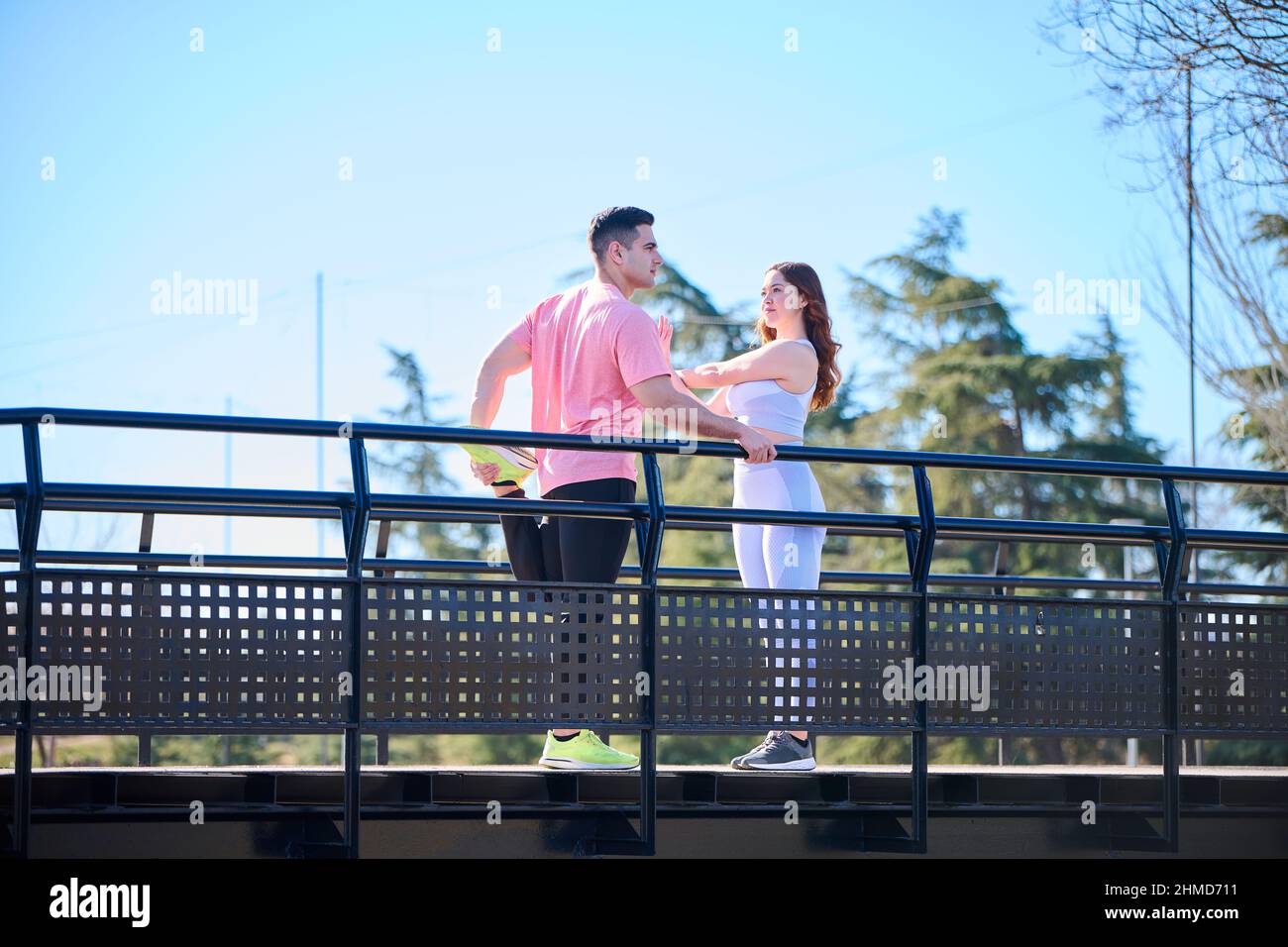 Jeune couple pratiquant le sport en plein air Banque D'Images