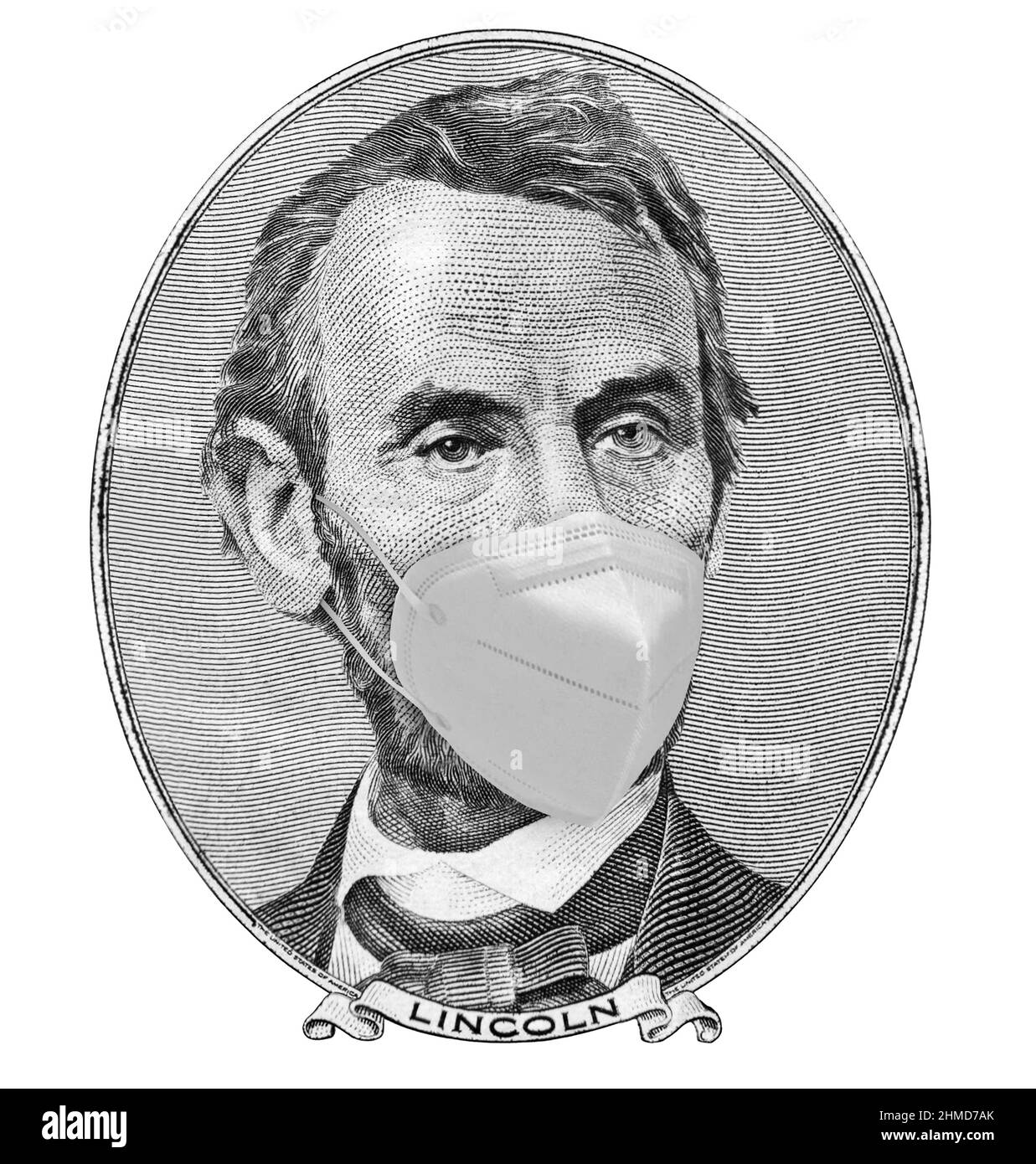 Portrait de l'ancien président américain Abraham Lincoln portant un masque contre Covid 19 , alors qu'il regarde sur un billet de cinq dollars contre , isolé Banque D'Images