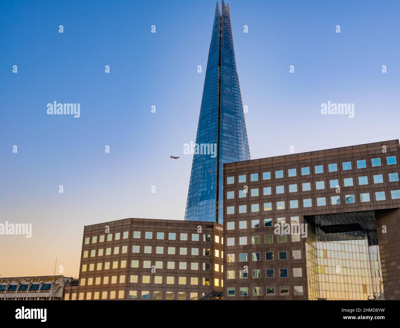Le Shard, Londres au coucher du soleil, avec un avion pour Heathrow. Banque D'Images