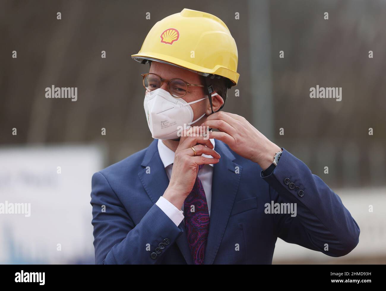 09 février 2022, Rhénanie-du-Nord-Westphalie, Cologne: Hendrik Wüst (CDU), ministre président de la Rhénanie-du-Nord-Westphalie, met un casque au début de la construction d'une usine de gaz naturel bio-liquéfié (bio-GNL) neutre de CO2 sur le site de la raffinerie Shell. L'usine doit produire environ 100 000 tonnes métriques de bio-GNL par an pour le transport de poids lourds à partir de la mi-2023. Photo: Oliver Berg/dpa Banque D'Images