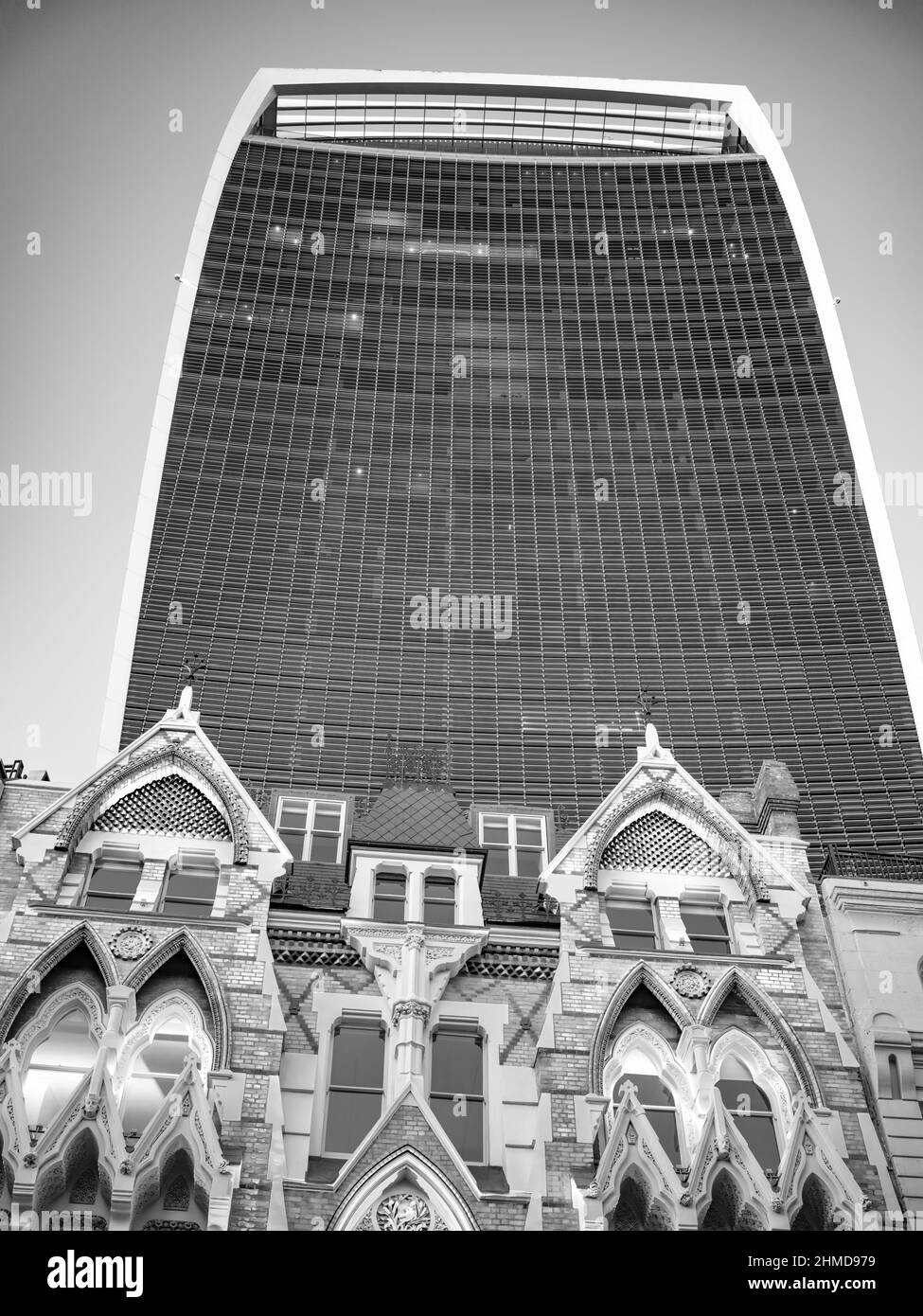 B&W The Walkie-Talkie, Fenchurch Building, bâtiment traditionnel Eastcheap au premier plan. Banque D'Images