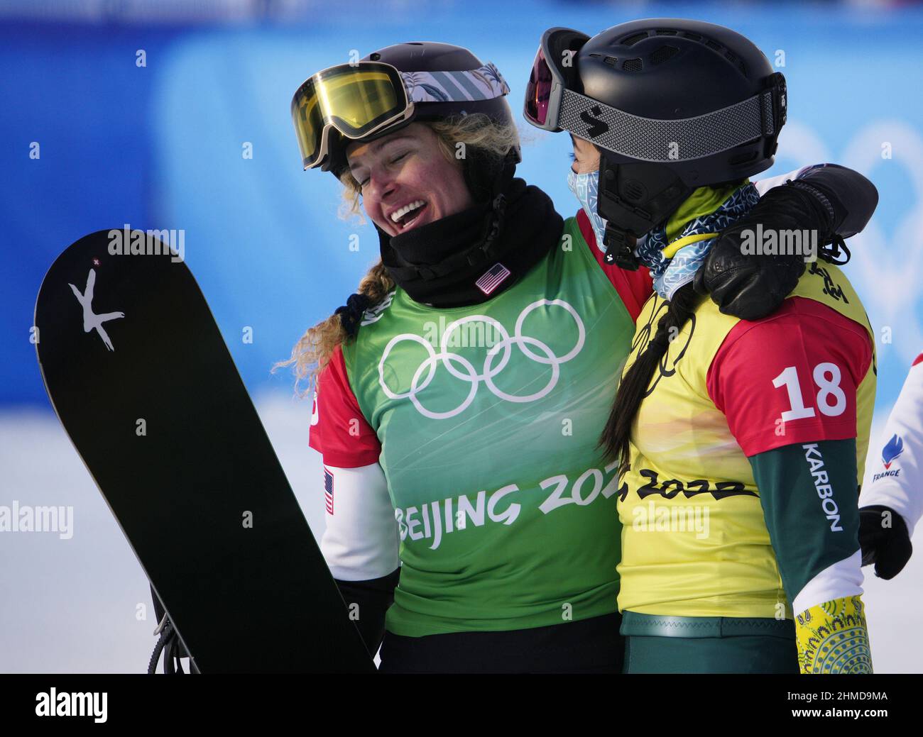 Zhangjiakou, Chine. 09th févr. 2022. Lindsey Jacobellis des États-Unis (L) célèbre avec la quatrième place de finition Velle Brockhoff de l'Australie après avoir remporté la médaille d'or dans la Croix de snowboard des femmes aux Jeux olympiques d'hiver de 2022 à Zjihangakou, en Chine, le mercredi 9 février 2022. Chloe Trespeuch, de France, a remporté la médaille d'argent et Meryeta Odine, du Canada, la médaille de bronze. Photo de Bob Strong/UPI . Crédit : UPI/Alay Live News Banque D'Images