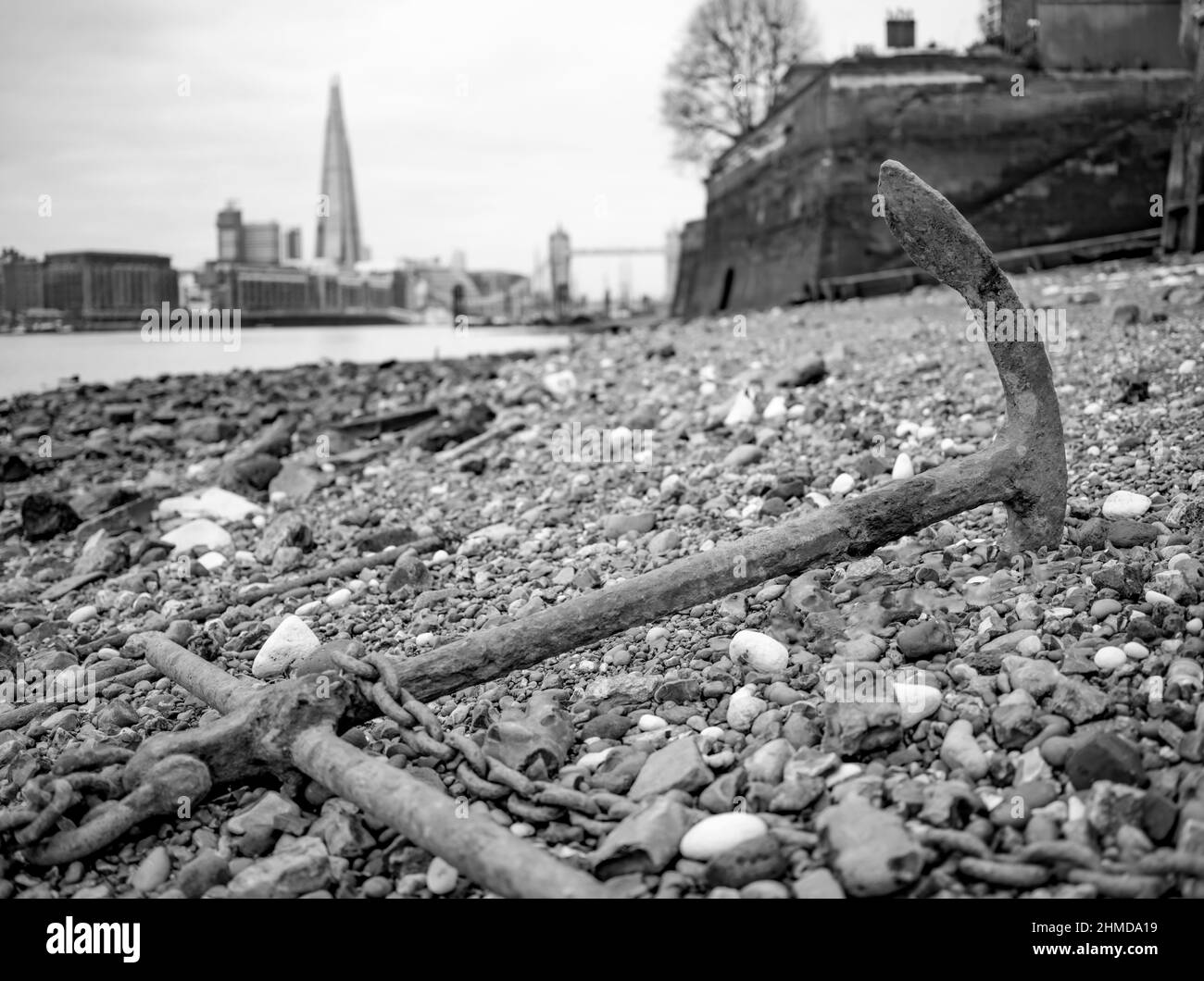 B&W Old Anchor dans le schiste de la Tamise, avec Tower Bridge et le Shard. Banque D'Images