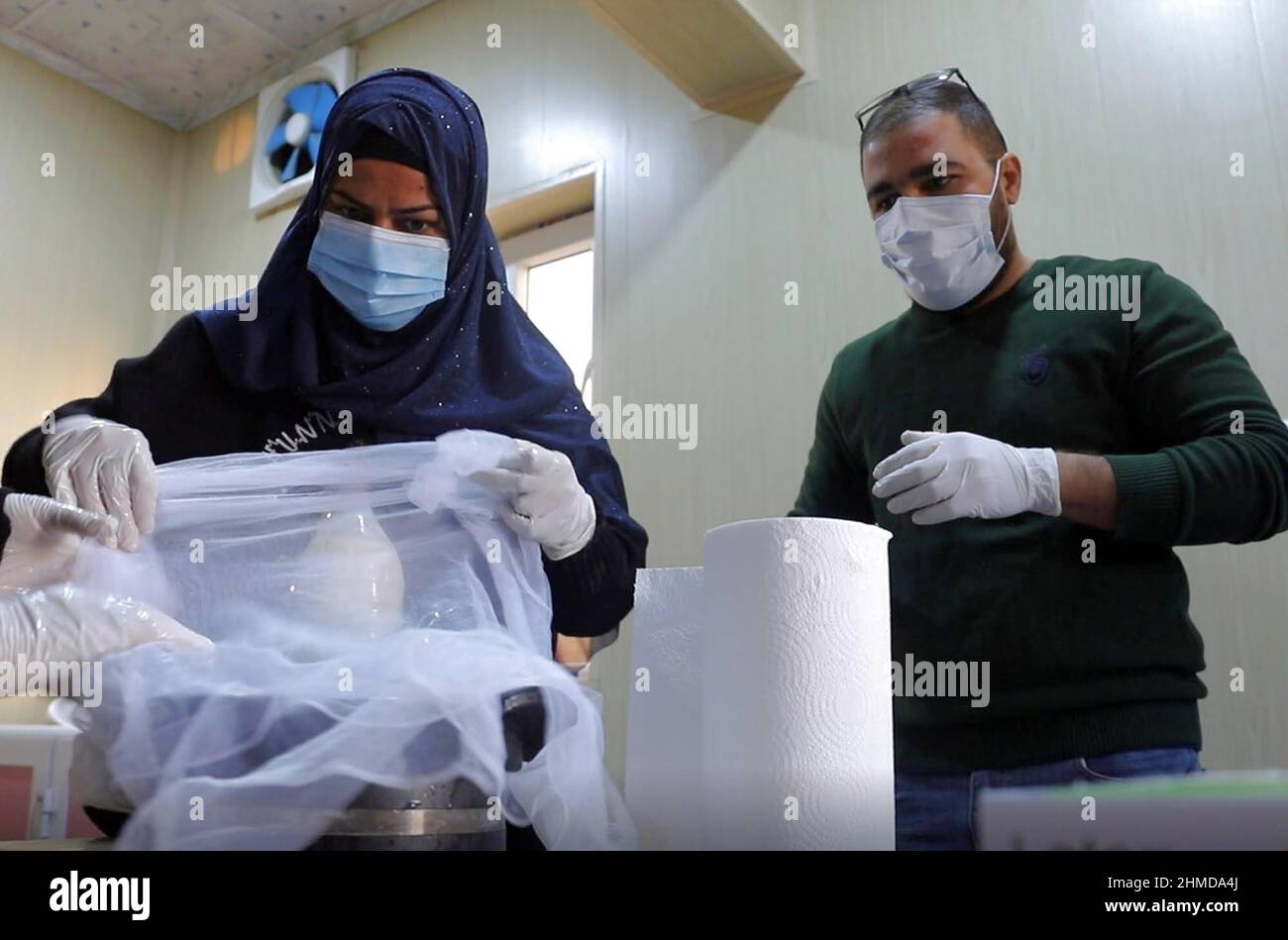 (220209) -- BAGDAD, le 9 février 2022 (Xinhua) -- Zainab Hazem participe à une séance de formation sur la fabrication de yaourts à al-Hamdaniya, province de Ninive, Irak, le 29 novembre 2021. Apprendre à fabriquer du yaourt, du beurre et de la crème donne à Zainab Hazem, 32 ans, et à ses homologues irakiens, un nouvel espoir qu'ils peuvent soutenir leurs familles dans la ville déchirée par la guerre d'al-Hamdaniya, dans la province irakienne de Ninive.TO GO WITH 'Feature: Les femmes iraquiennes apprennent à gagner du pain et du beurre après des années de conflit, de déplacement (PAM/document via Xinhua) Banque D'Images