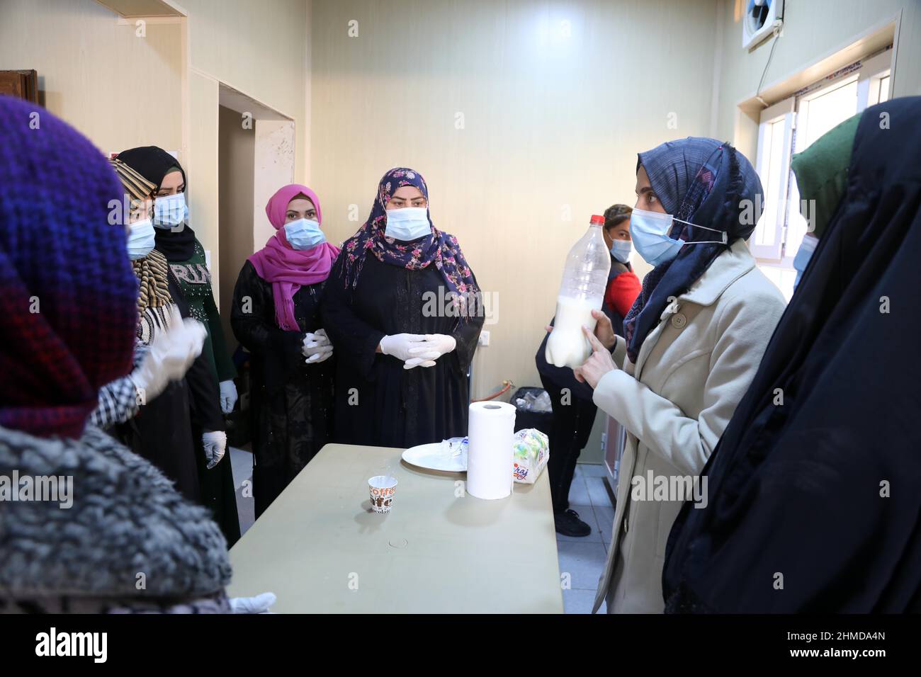 (220209) -- BAGDAD, 9 février 2022 (Xinhua) -- des femmes de la région participent à une séance de formation pour faire du yogourt à al-Hamdaniya, province de Ninive, Irak, 29 novembre 2021. Apprendre à fabriquer du yaourt, du beurre et de la crème donne à Zainab Hazem, 32 ans, et à ses homologues irakiens, un nouvel espoir qu'ils peuvent soutenir leurs familles dans la ville déchirée par la guerre d'al-Hamdaniya, dans la province irakienne de Ninive.TO GO WITH 'Feature: Les femmes iraquiennes apprennent à gagner du pain et du beurre après des années de conflit, de déplacement (PAM/document via Xinhua) Banque D'Images