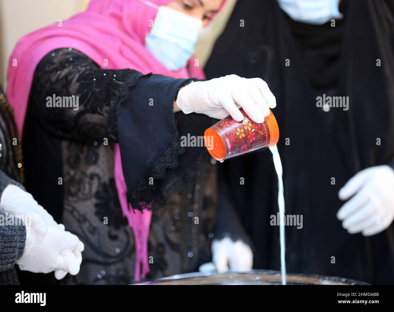 (220209) -- BAGDAD, le 9 février 2022 (Xinhua) -- Une femme participe à une séance de formation pour faire du yogourt à al-Hamdaniya, province de Ninive, Irak, le 29 novembre 2021. Apprendre à fabriquer du yaourt, du beurre et de la crème donne à Zainab Hazem, 32 ans, et à ses homologues irakiens, un nouvel espoir qu'ils peuvent soutenir leurs familles dans la ville déchirée par la guerre d'al-Hamdaniya, dans la province irakienne de Ninive.TO GO WITH 'Feature: Les femmes iraquiennes apprennent à gagner du pain et du beurre après des années de conflit, de déplacement (PAM/document via Xinhua) Banque D'Images
