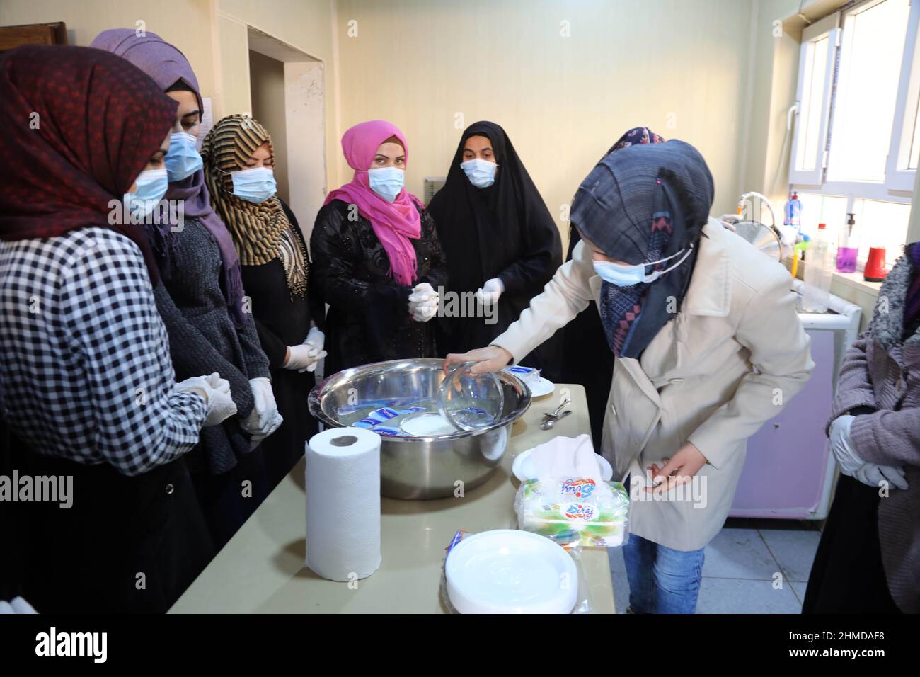 (220209) -- BAGDAD, 9 février 2022 (Xinhua) -- des femmes de la région participent à une séance de formation pour faire du yogourt à al-Hamdaniya, province de Ninive, Irak, 29 novembre 2021. Apprendre à fabriquer du yaourt, du beurre et de la crème donne à Zainab Hazem, 32 ans, et à ses homologues irakiens, un nouvel espoir qu'ils peuvent soutenir leurs familles dans la ville déchirée par la guerre d'al-Hamdaniya, dans la province irakienne de Ninive.TO GO WITH 'Feature: Les femmes iraquiennes apprennent à gagner du pain et du beurre après des années de conflit, de déplacement (PAM/document via Xinhua) Banque D'Images