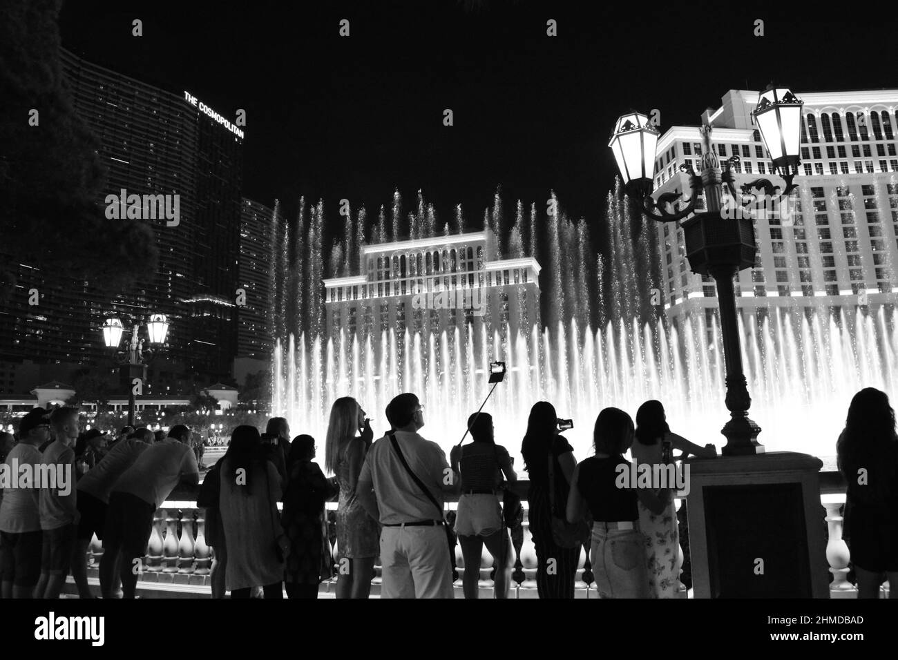 Les gens qui apprécient les fontaines et les lumières à Las Vegas, Nevada la nuit Banque D'Images