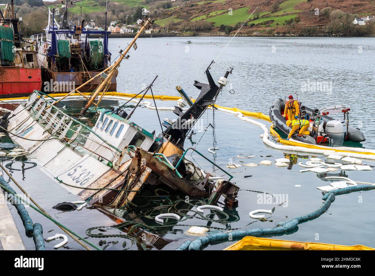 Union Hall, West Cork, Irlande. 9th févr. 2022. Le chalutier de pêche 'Sceptre' a coulé pendant qu'il était amarré à Keelbeg Pier dans Union Hall le dimanche soir. LCF Marine, de Castletownbere, surveille la pollution par les hydrocarbures du navire et remplace aujourd'hui les flèches autour du bateau pour contenir le déversement de pétrole dans le port. Crédit : AG News/Alay Live News Banque D'Images