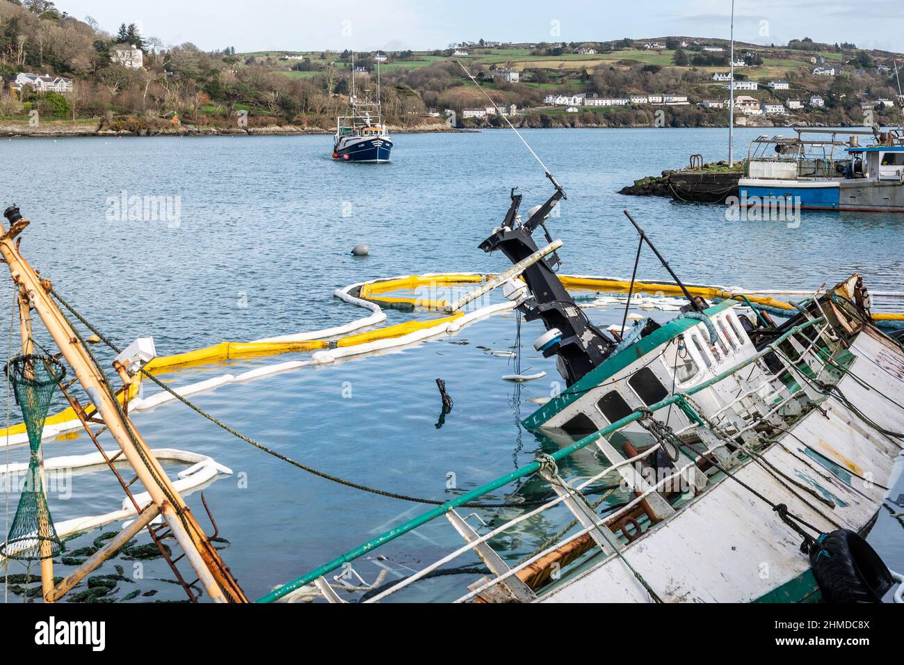 Union Hall, West Cork, Irlande. 9th févr. 2022. Le chalutier de pêche 'Sceptre' a coulé pendant qu'il était amarré à Keelbeg Pier dans Union Hall le dimanche soir. LCF Marine, de Castletownbere, surveille la pollution par les hydrocarbures du navire et remplace aujourd'hui les flèches autour du bateau pour contenir le déversement de pétrole dans le port. Le bateau de pêche 'Providence II' s'approche du quai tandis que les travaux sur le chalutier submergé se poursuivent. Crédit : AG News/Alay Live News Banque D'Images