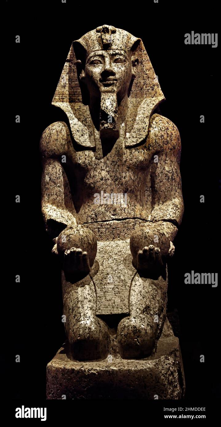Statue à genoux d'Amenhotep II offrant deux vases - Egypte (Museo Egizio di Torino Italie) Pierre / granit,152 x 57 x 79 cm ,1425–1400 BC, Nouveau Royaume , dix-huitième, 18th dynastie, Thèbes, Karnak / temple d'Amun Banque D'Images