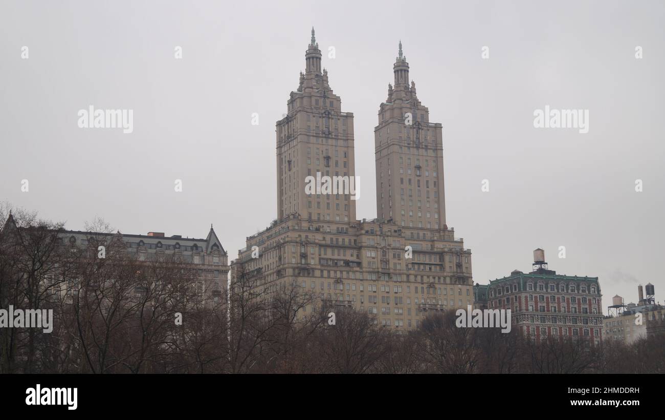 Le San Remo de Central Park en hiver avec une couverture nuageuse fermée Banque D'Images
