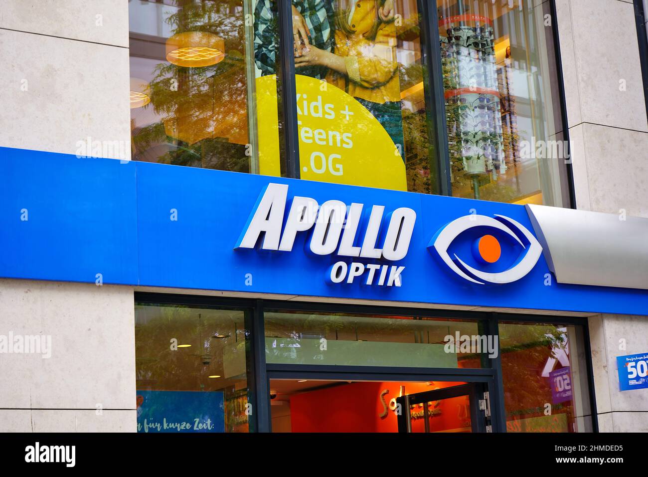 Le magasin Apollo Optik se trouve dans la rue commerçante Shadowstraße à Düsseldorf. Apollo Optik est une chaîne de magasins d'opticiens allemands. Banque D'Images