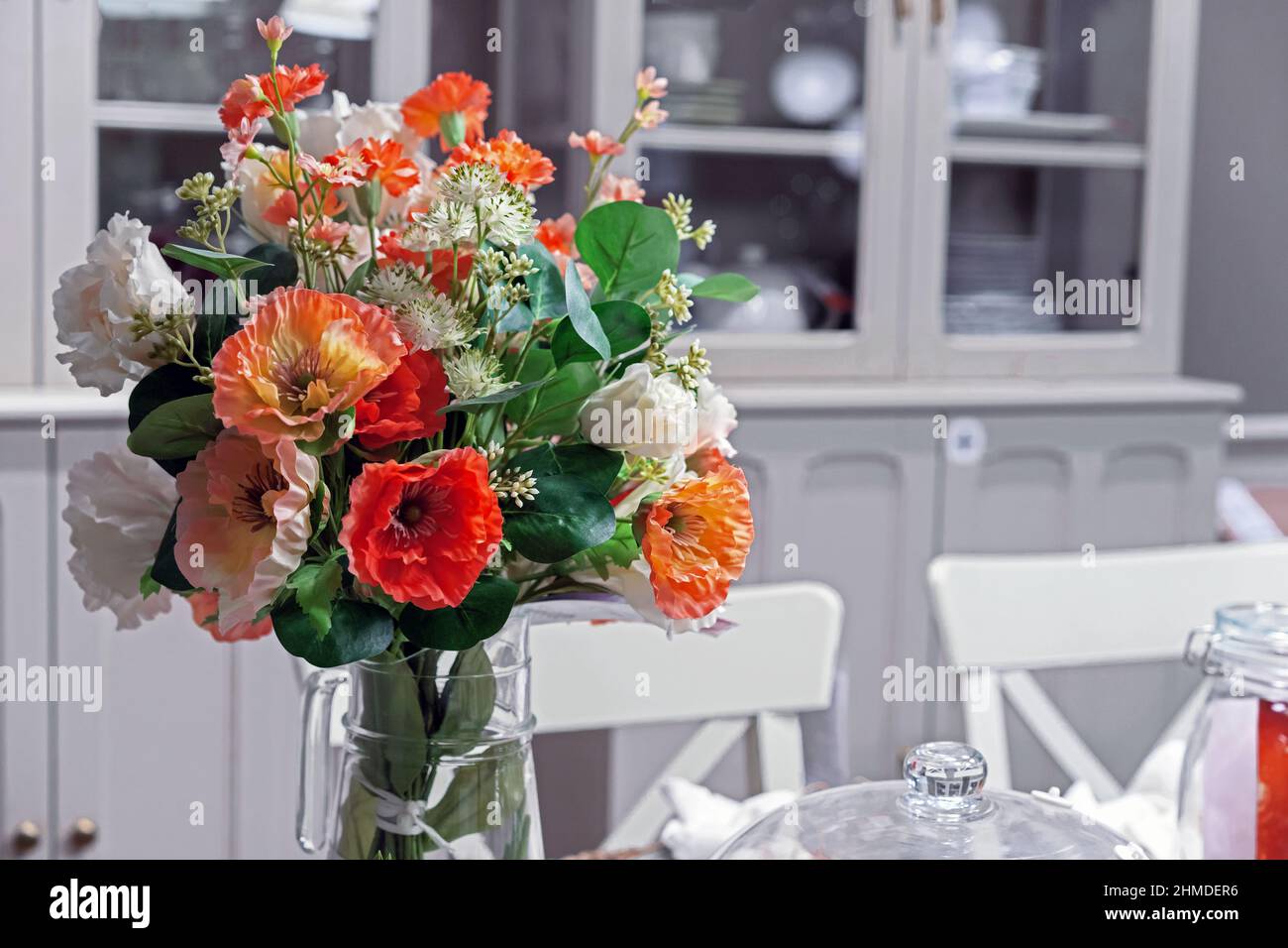 Décoration florale avec coquelicots blancs et orange dans un intérieur de cuisine moderne. Banque D'Images