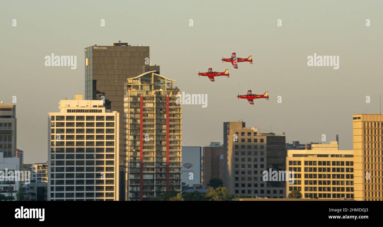 Un appareil PC-21 vole à travers la ville de Perth le jour de l'Australie Banque D'Images