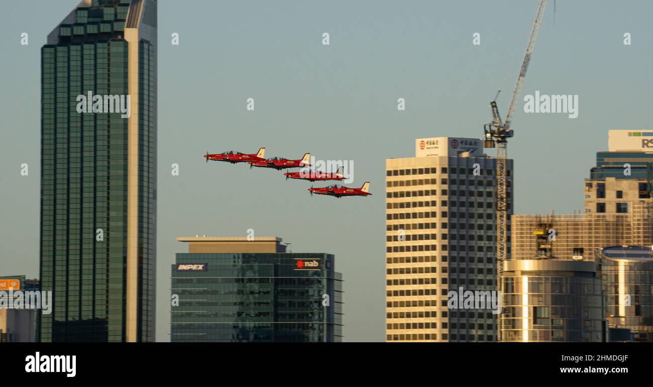Un appareil PC-21 vole à travers la ville de Perth le jour de l'Australie Banque D'Images