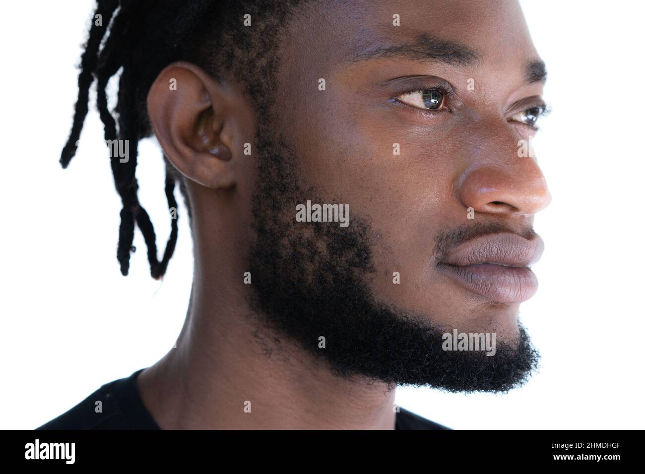 Portrait d'un jeune homme sur fond blanc. Banque D'Images